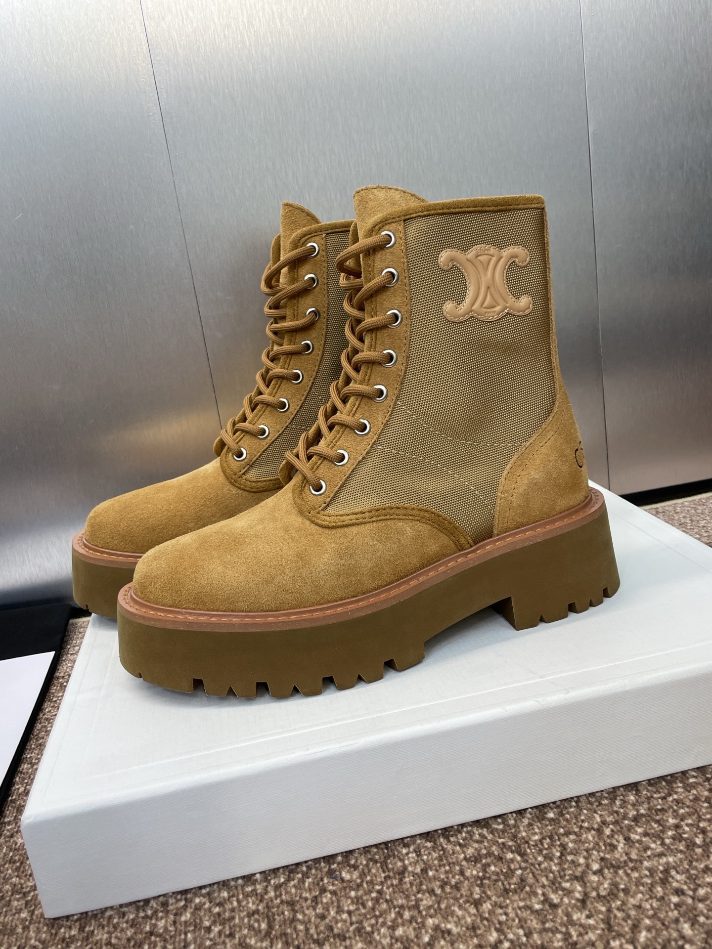 CELINE 秋冬新款系带机车女短靴 瑟琳字母logo厚底低跟圆头拼色骑士登山靴材质:鞋面定制进口羊猄皮