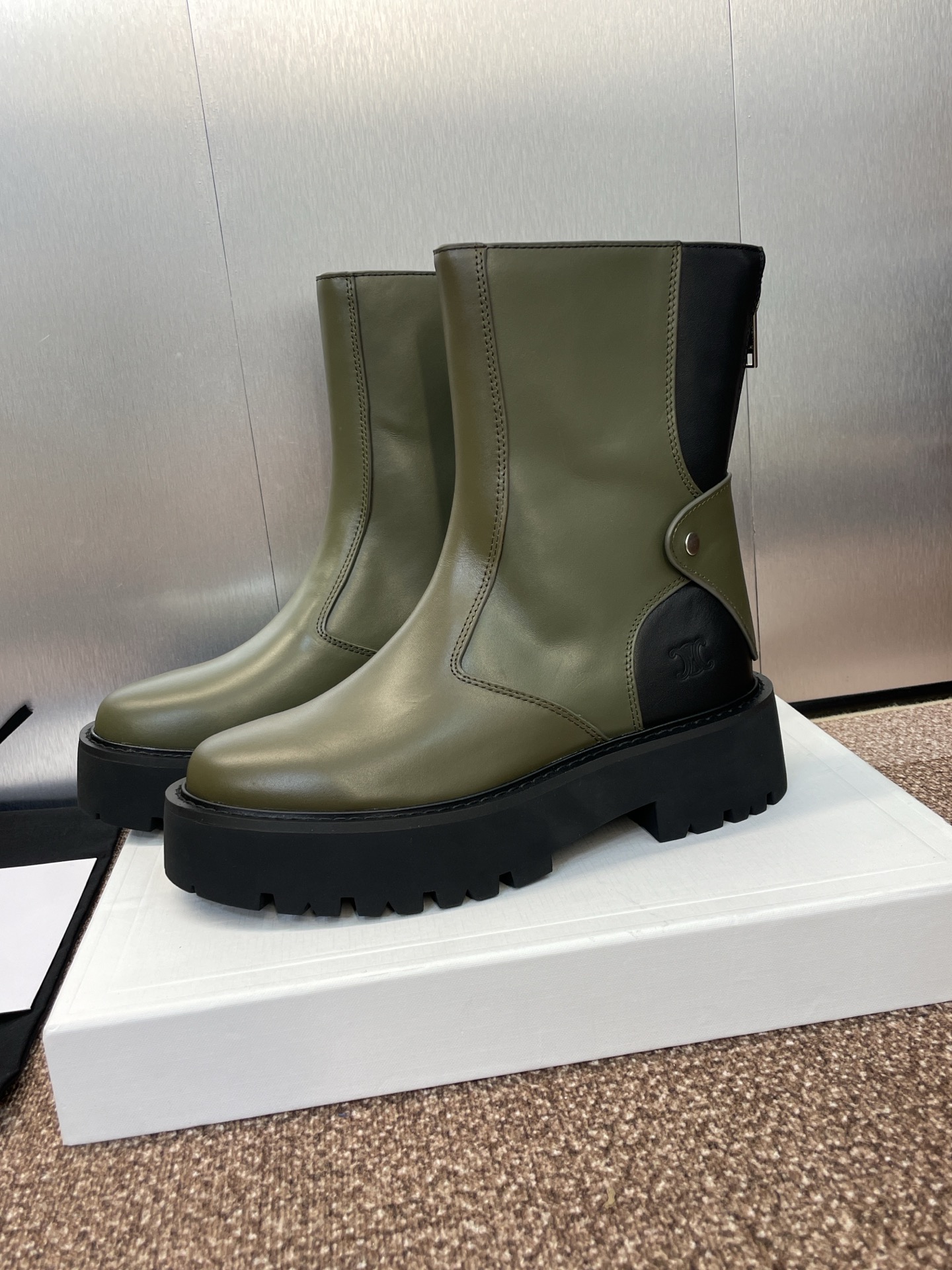 CELINE 秋冬新款后拉链机车女短靴 瑟琳字母logo厚底低跟圆头骑士登山靴材质:鞋面定制进口小牛皮+