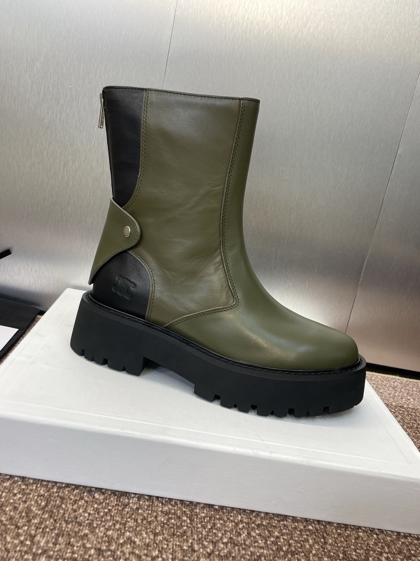 CELINE 秋冬新款后拉链机车女短靴 瑟琳字母logo厚底低跟圆头骑士登山靴材质:鞋面定制进口小牛皮+