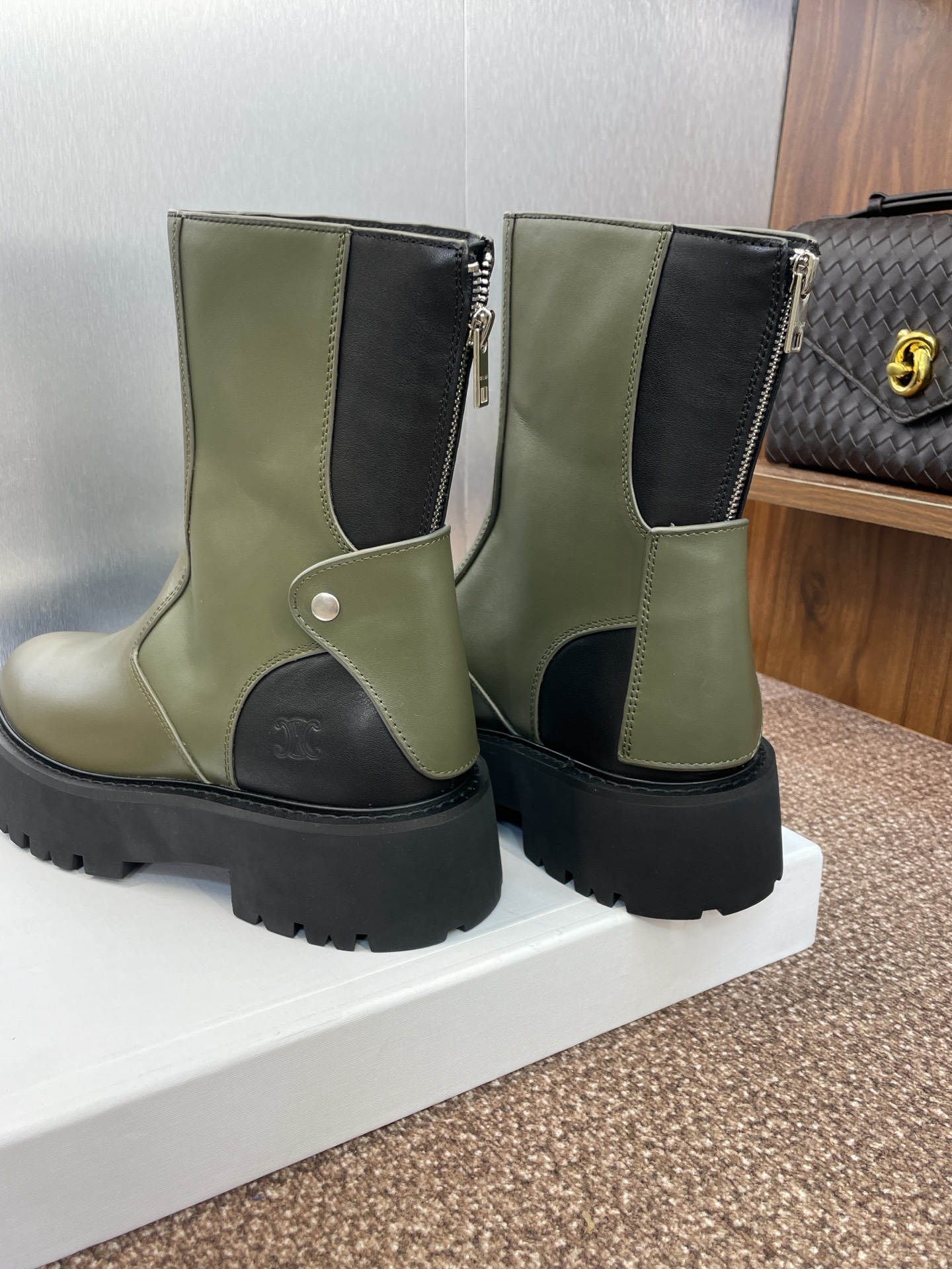 CELINE 秋冬新款后拉链机车女短靴 瑟琳字母logo厚底低跟圆头骑士登山靴材质:鞋面定制进口小牛皮+