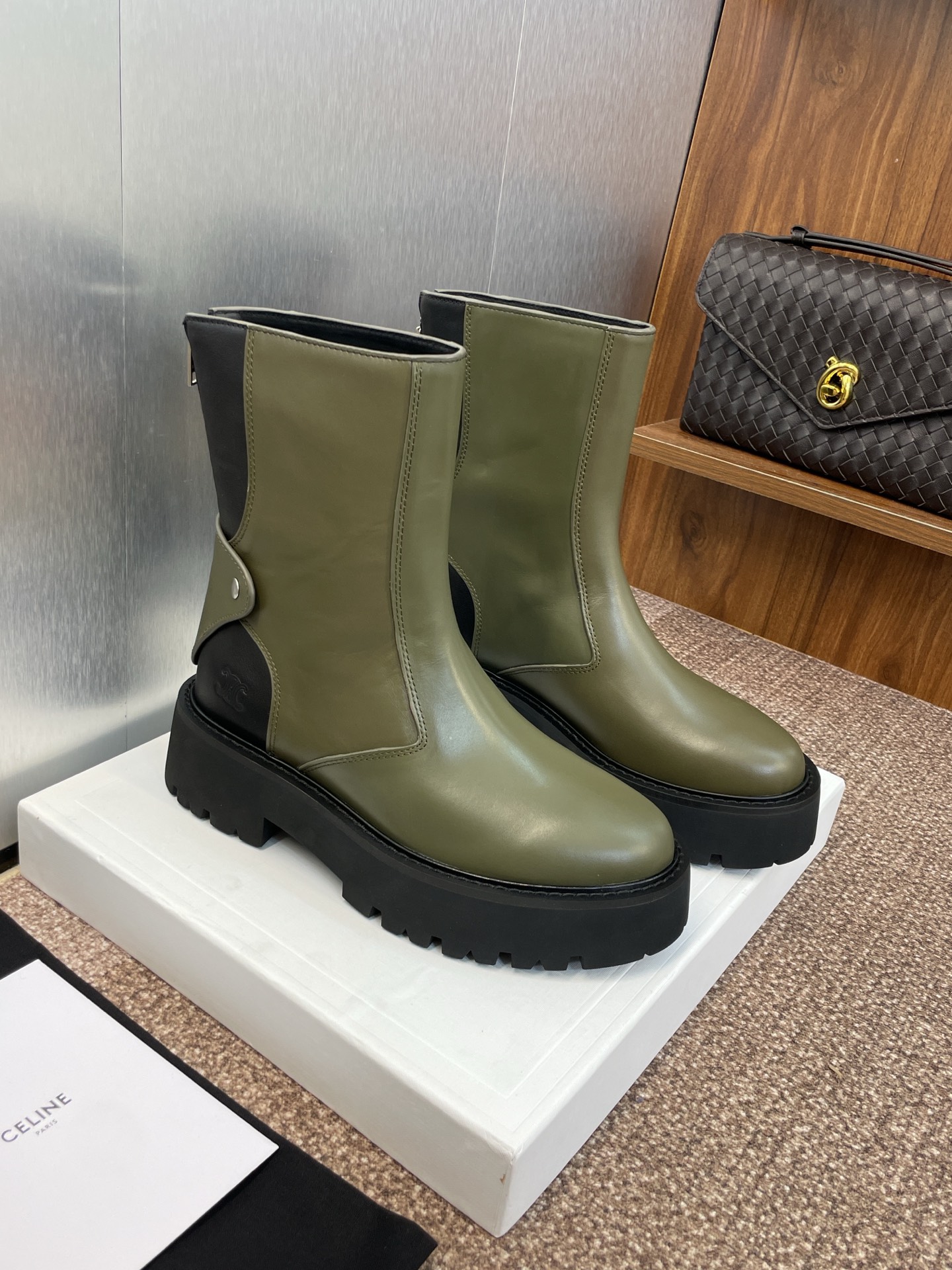 CELINE 秋冬新款后拉链机车女短靴 瑟琳字母logo厚底低跟圆头骑士登山靴材质:鞋面定制进口小牛皮+