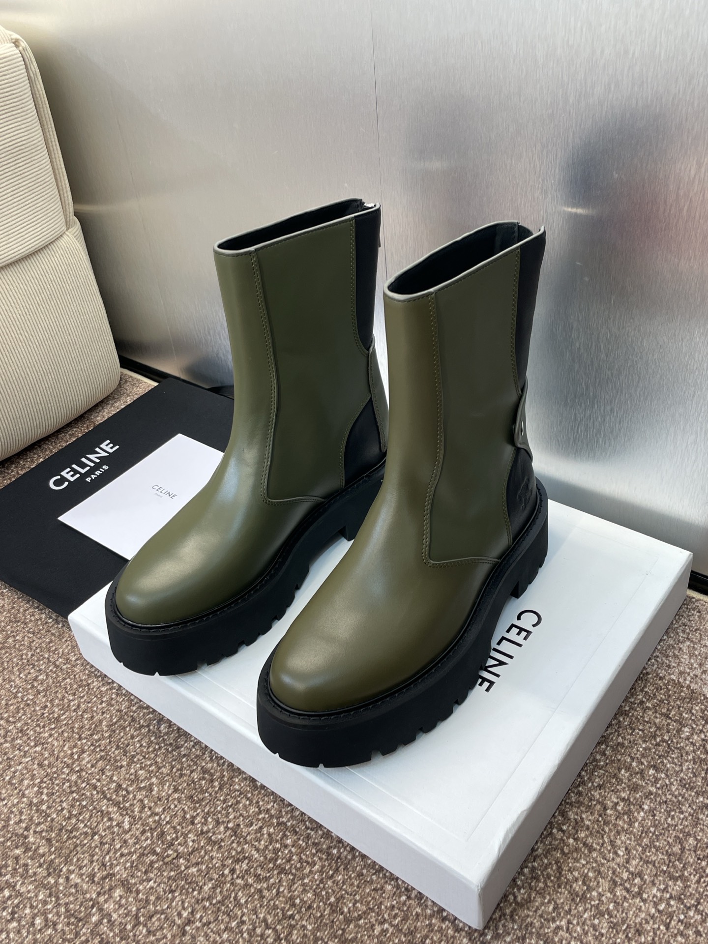 CELINE 秋冬新款后拉链机车女短靴 瑟琳字母logo厚底低跟圆头骑士登山靴材质:鞋面定制进口小牛皮+