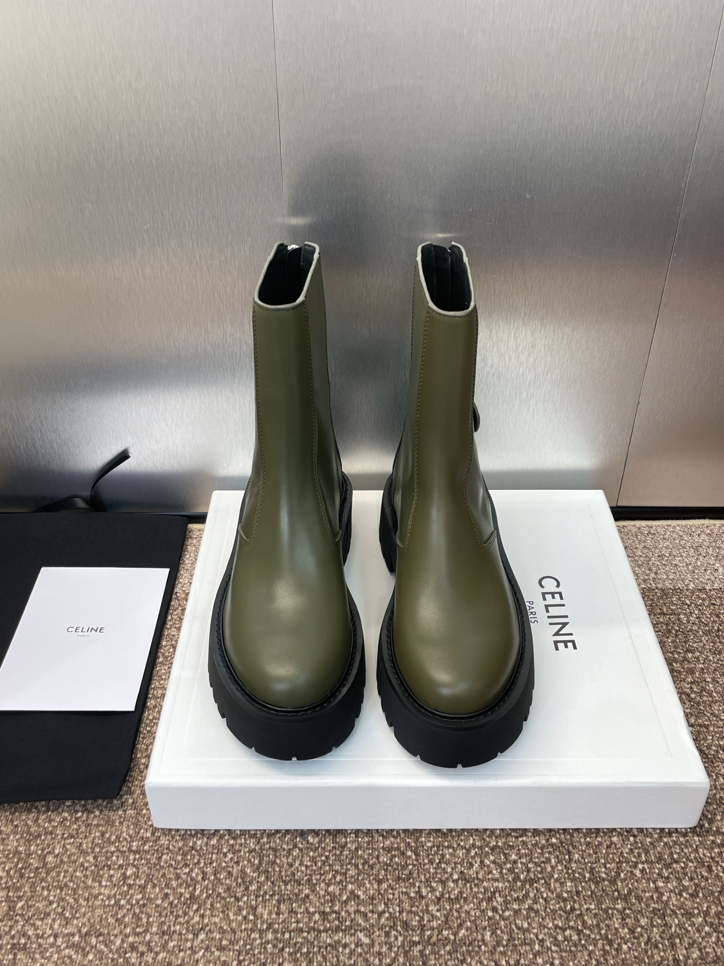 CELINE 秋冬新款后拉链机车女短靴 瑟琳字母logo厚底低跟圆头骑士登山靴材质:鞋面定制进口小牛皮+