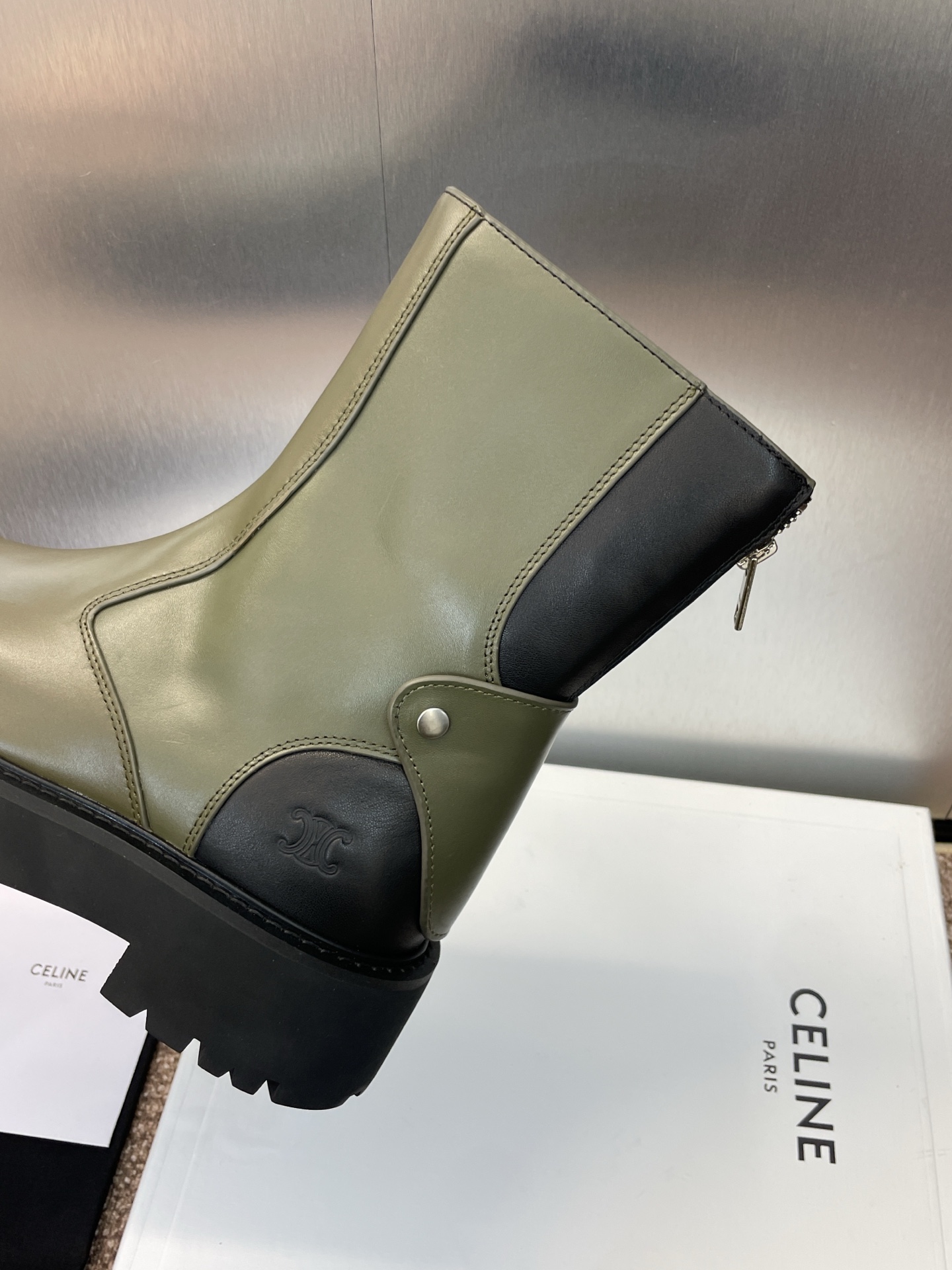 CELINE 秋冬新款后拉链机车女短靴 瑟琳字母logo厚底低跟圆头骑士登山靴材质:鞋面定制进口小牛皮+
