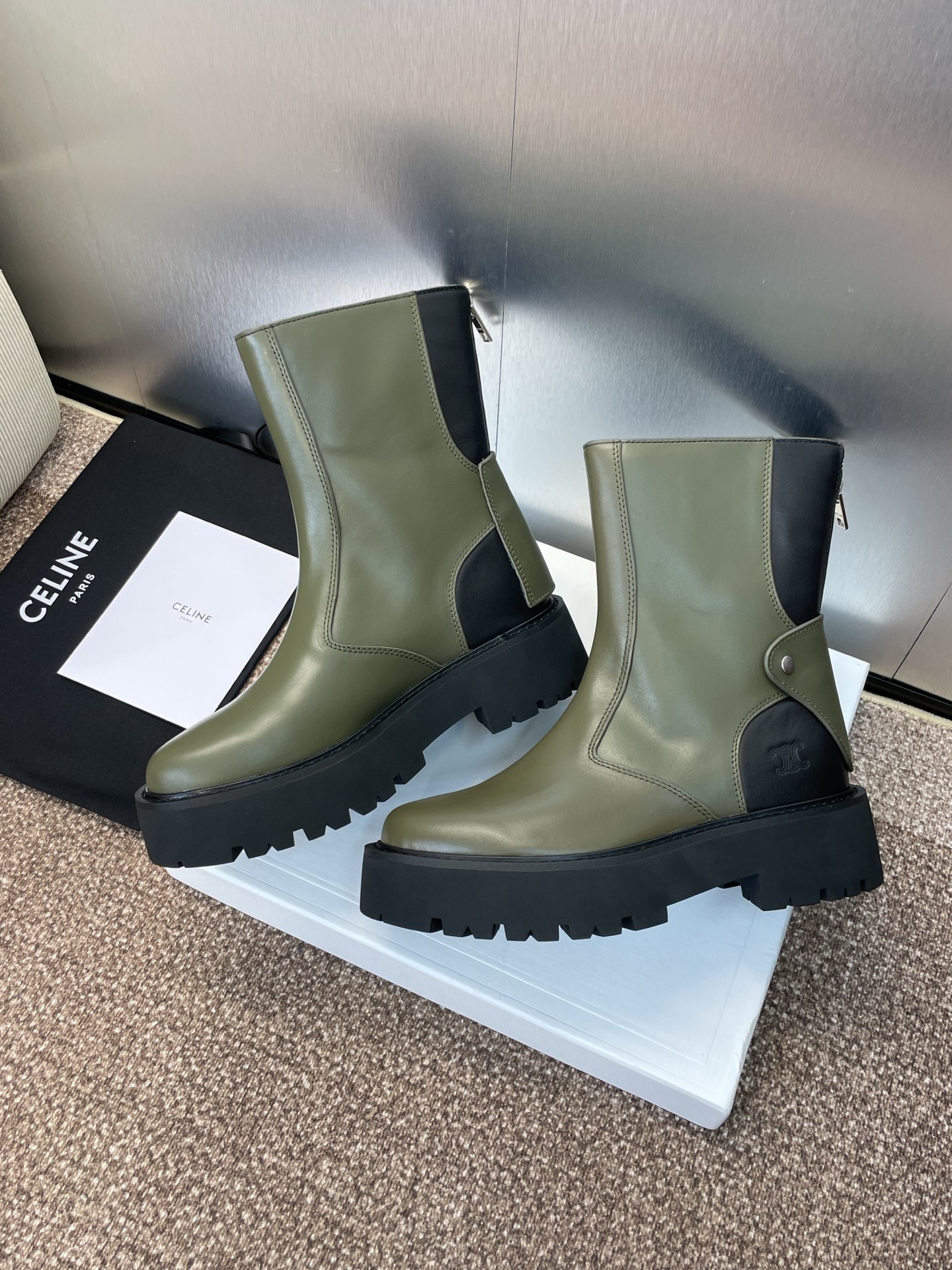 CELINE 秋冬新款后拉链机车女短靴 瑟琳字母logo厚底低跟圆头骑士登山靴材质:鞋面定制进口小牛皮+