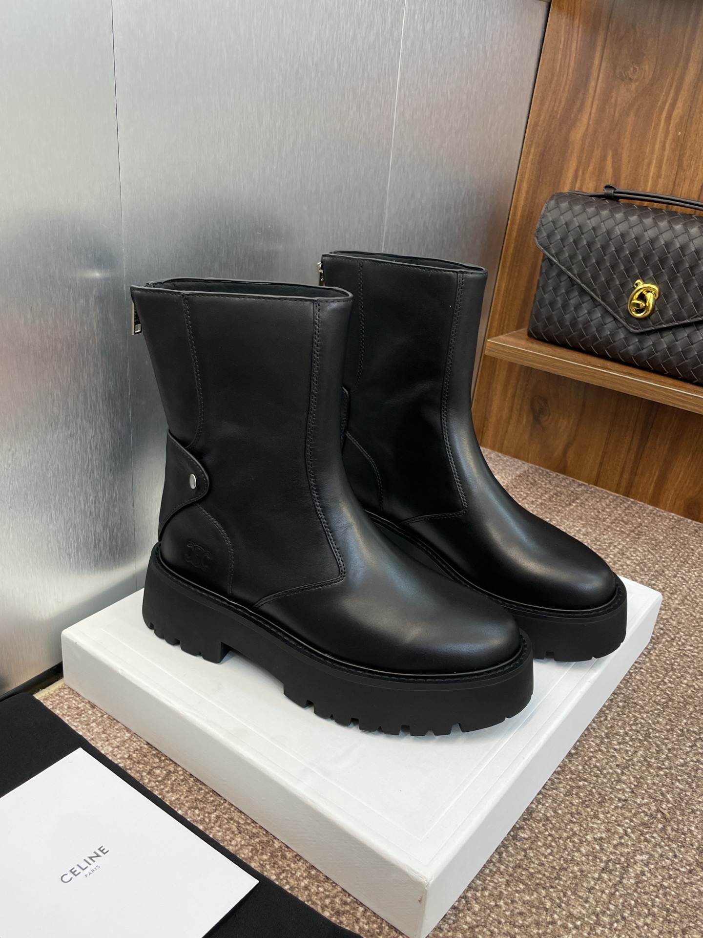 CELINE 秋冬新款后拉链机车女短靴 瑟琳字母logo厚底低跟圆头骑士登山靴材质:鞋面定制进口小牛皮+