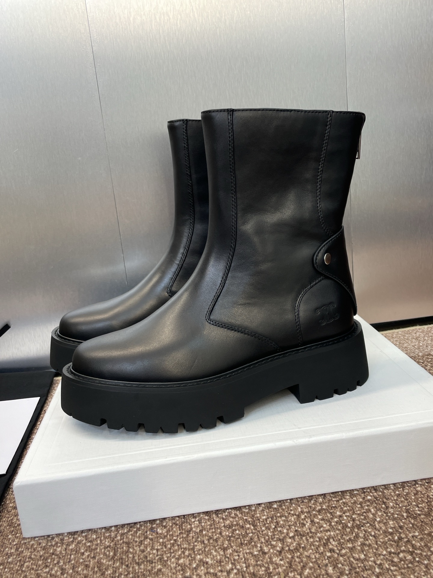 CELINE 秋冬新款后拉链机车女短靴 瑟琳字母logo厚底低跟圆头骑士登山靴材质:鞋面定制进口小牛皮+