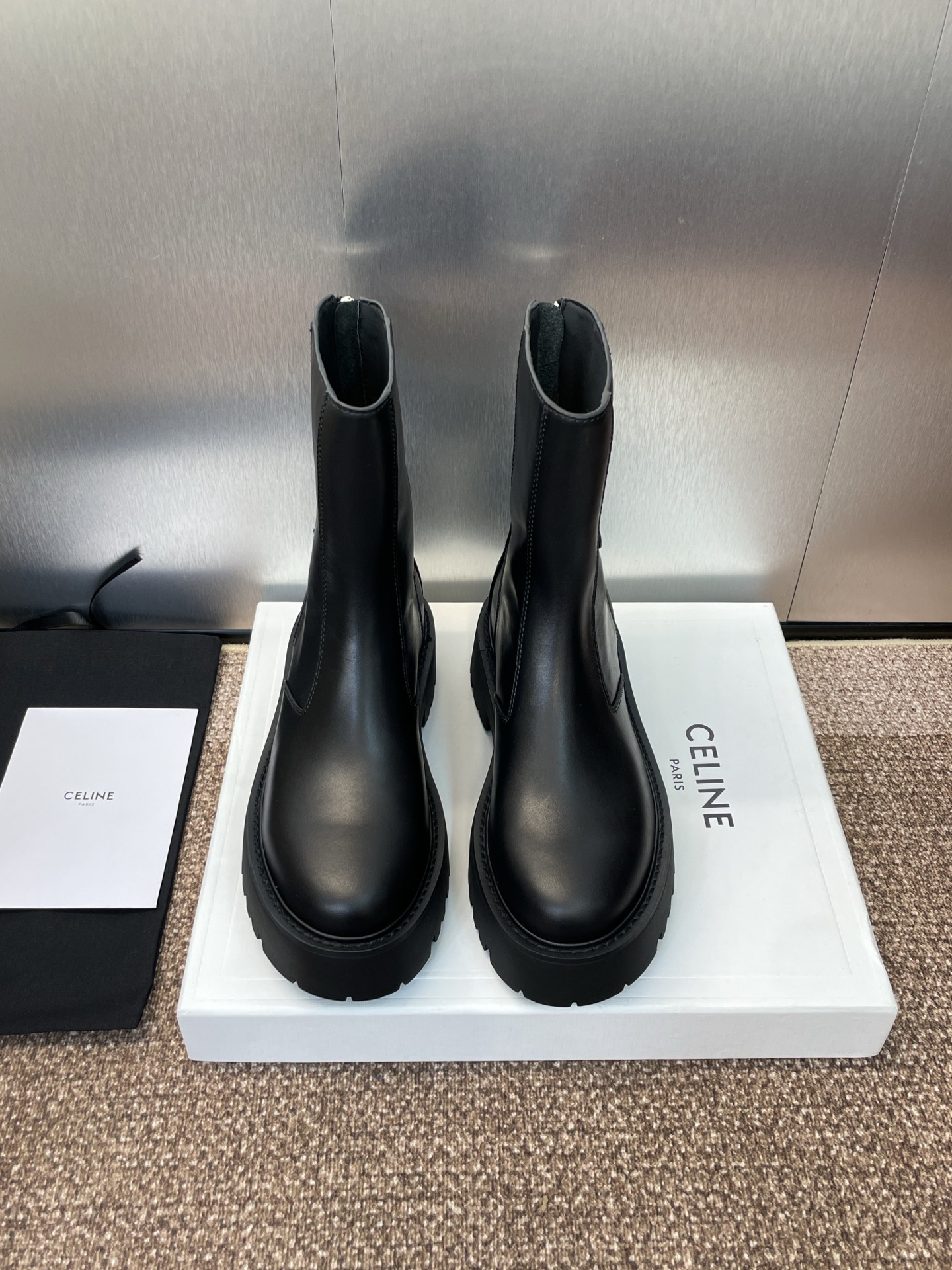 CELINE 秋冬新款后拉链机车女短靴 瑟琳字母logo厚底低跟圆头骑士登山靴材质:鞋面定制进口小牛皮+