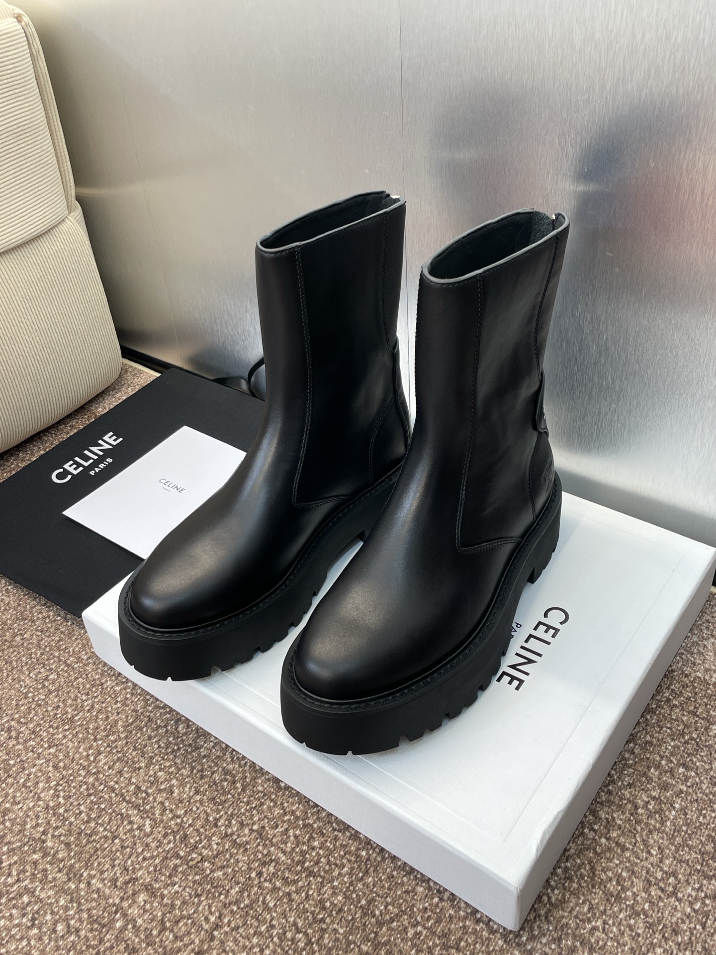 CELINE 秋冬新款后拉链机车女短靴 瑟琳字母logo厚底低跟圆头骑士登山靴材质:鞋面定制进口小牛皮+