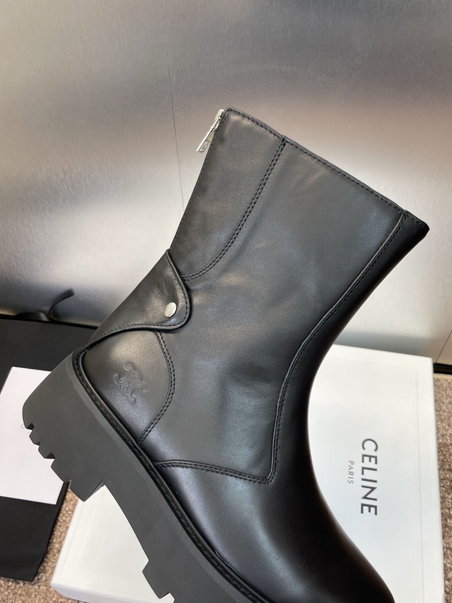 CELINE 秋冬新款后拉链机车女短靴 瑟琳字母logo厚底低跟圆头骑士登山靴材质:鞋面定制进口小牛皮+