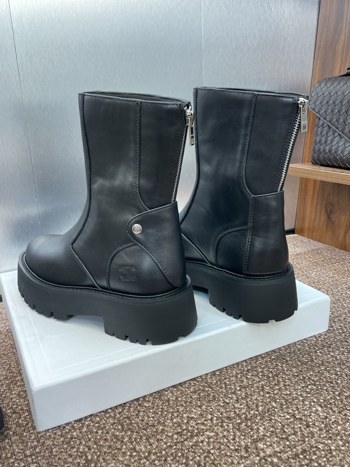 CELINE 秋冬新款后拉链机车女短靴 瑟琳字母logo厚底低跟圆头骑士登山靴材质:鞋面定制进口小牛皮+