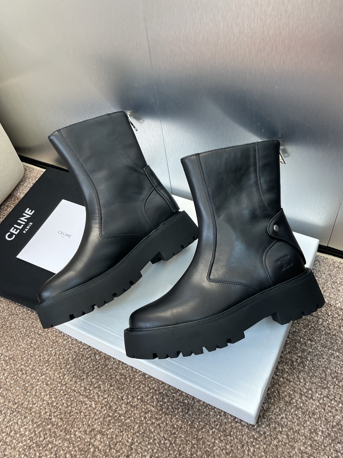 CELINE 秋冬新款后拉链机车女短靴 瑟琳字母logo厚底低跟圆头骑士登山靴材质:鞋面定制进口小牛皮+