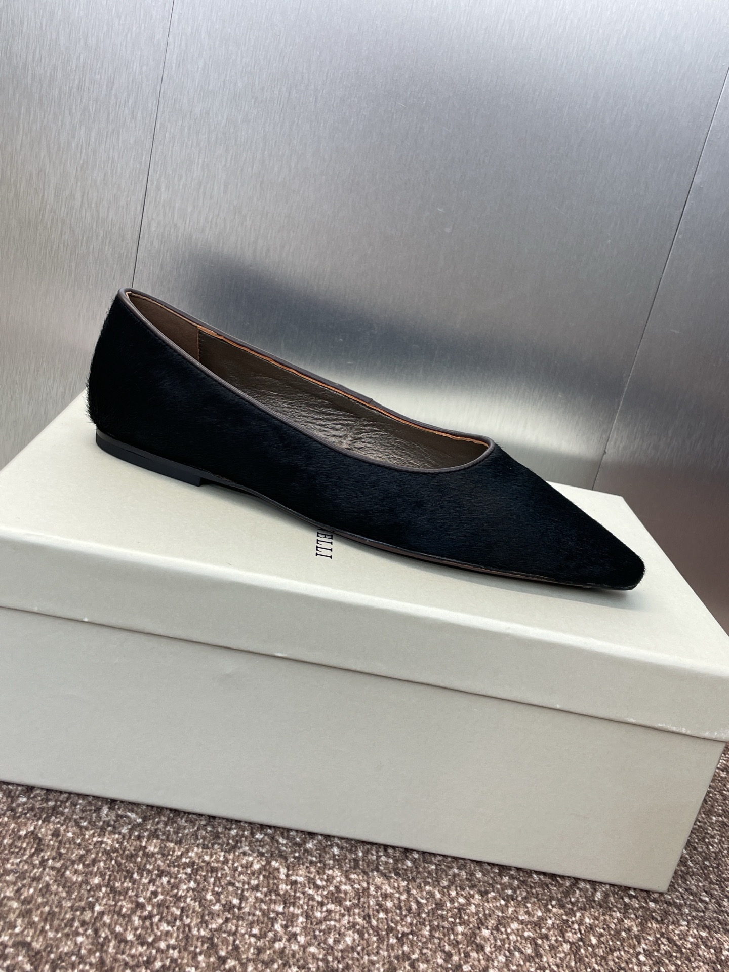 “Autumn 2025 Flat Shoes: Runello Cucineli’s Horse Fur and Sheep Skin Italian Platitude Collection in Sizes 35-39” - 图片 6