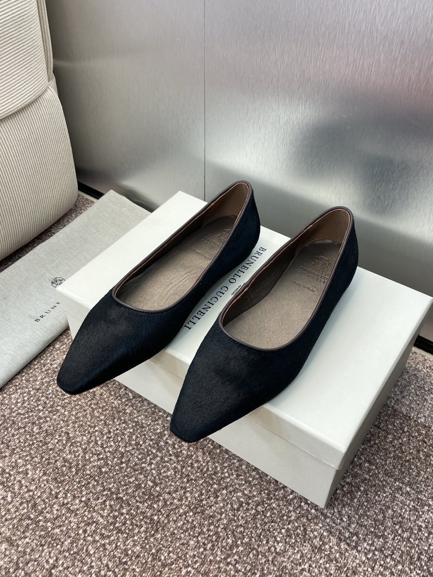 “Autumn 2025 Flat Shoes: Runello Cucineli’s Horse Fur and Sheep Skin Italian Platitude Collection in Sizes 35-39” - 图片 3