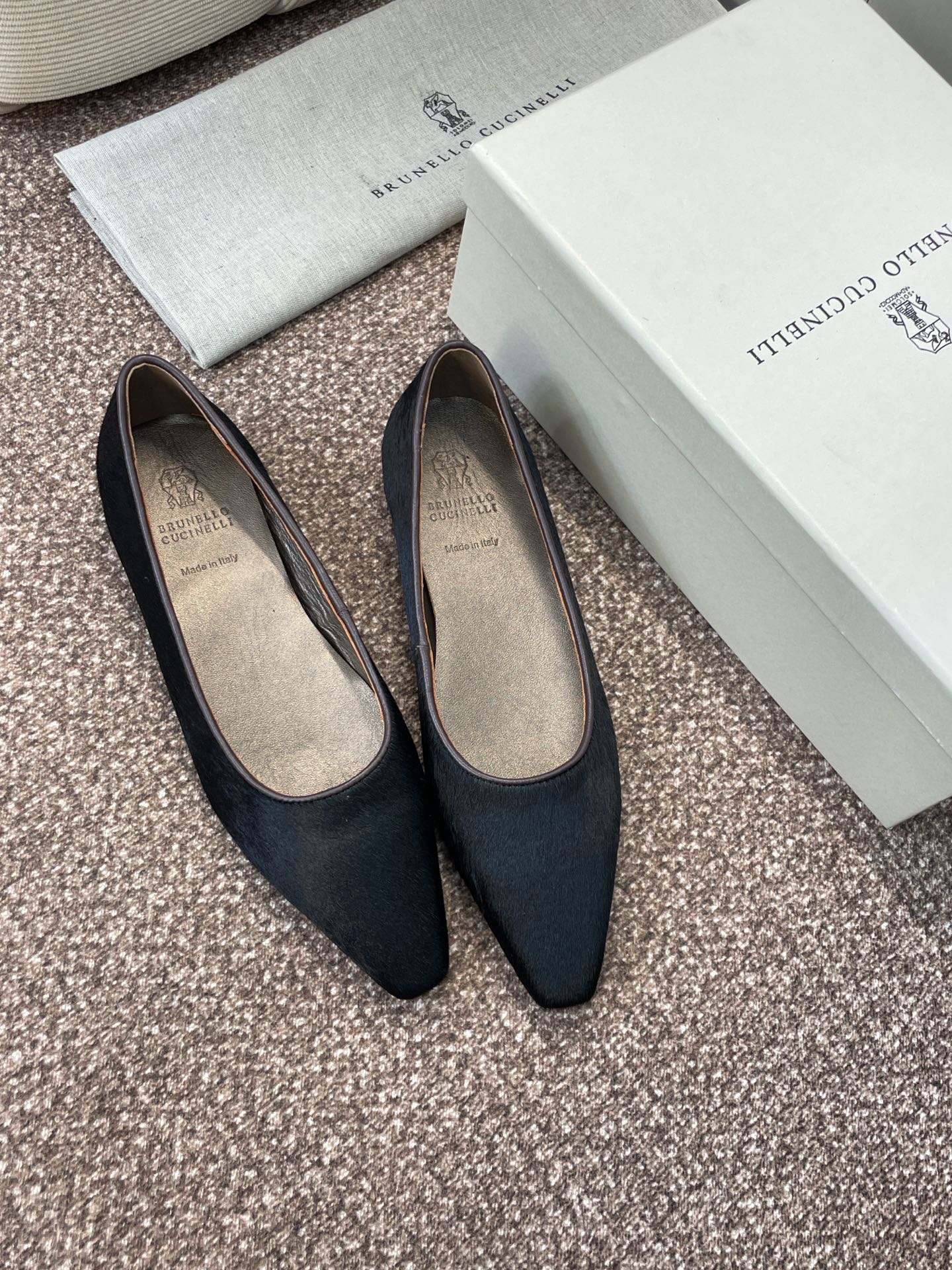 “Autumn 2025 Flat Shoes: Runello Cucineli’s Horse Fur and Sheep Skin Italian Platitude Collection in Sizes 35-39” - 图片 4