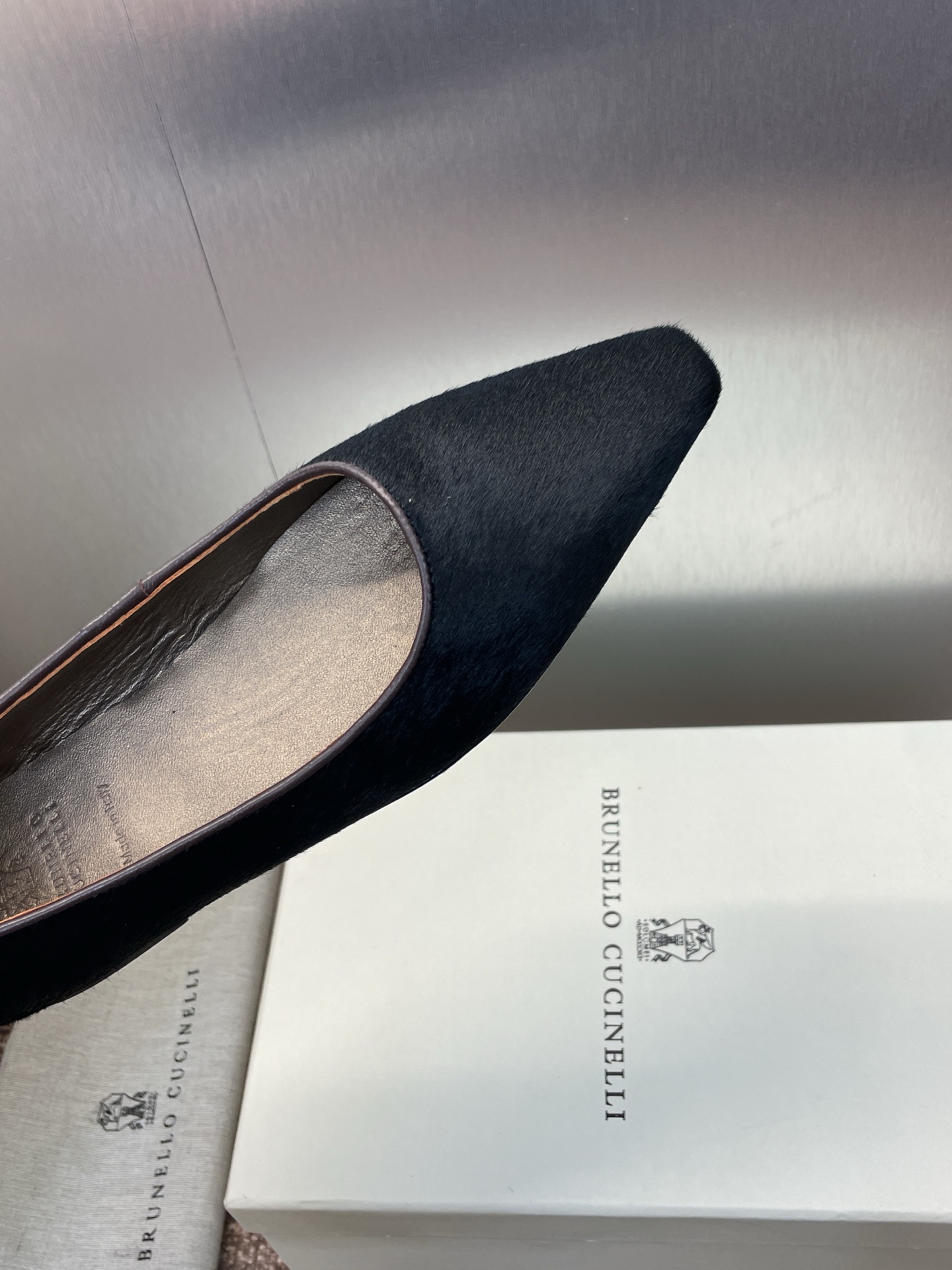 “Autumn 2025 Flat Shoes: Runello Cucineli’s Horse Fur and Sheep Skin Italian Platitude Collection in Sizes 35-39” - 图片 7