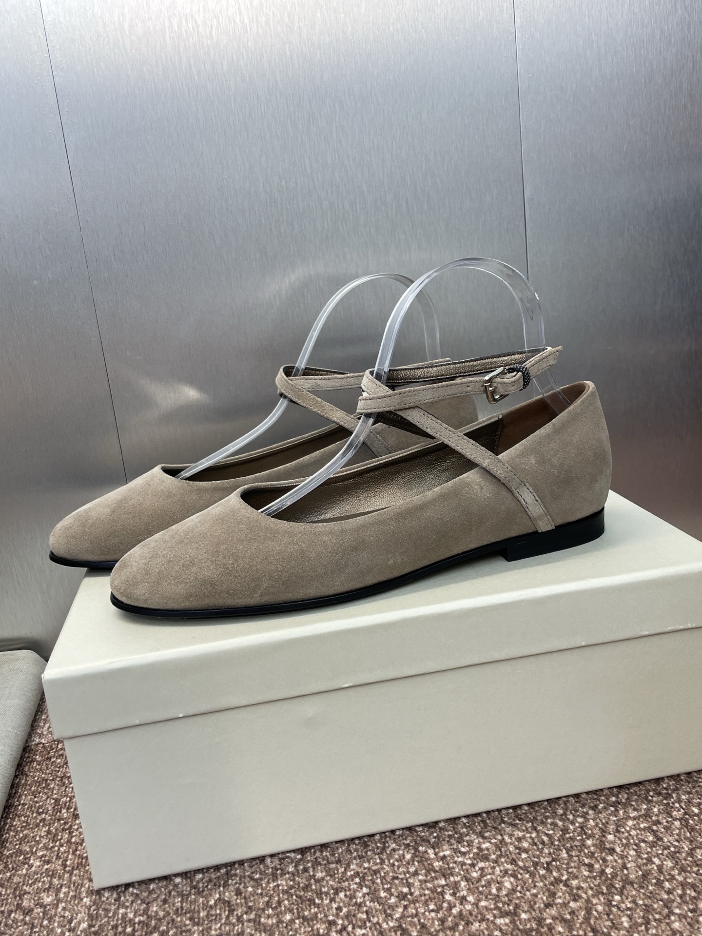 Autumn 2025 Ballet Girl’s Shoes: Brenello Cucineli’s Metal and Sheepskin Imports from Italy - 图片 5