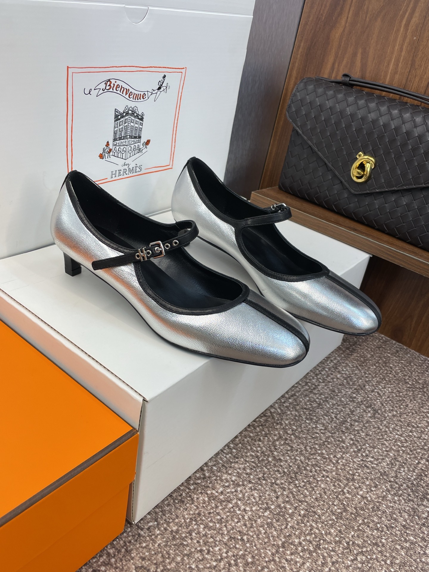 NO:461814,Dongguan goods Purchase grade Hermes Hermes 2025 spring and summer new Lilia color-blocking ballet doll women's shoes H letter logo hardware belt buckle low heel round toe Mary Zhen Loafer single shoes Material imported calfskin/imported velvet + water dyed sheepskin water + Italian leather outsole Heel height: 4CM Size: Women's size 35-41 (40.41 custom-made without return), single shoes, hermes, hermes, loafers, mary jane, cowhide, sheepskin, real silk, Leather soles19860909莞货 代购级 爱马仕 Hermes 2025春夏新款Lilia拼色芭蕾舞娃娃女鞋 H家字母logo五金皮带扣低跟圆头玛丽珍乐福单鞋 材质进口小牛皮/进口真丝绒+水染羊皮水里+ 意大利真皮大底 跟高:4CM Size: 女码35-41（40.41定制不退换）,单鞋,hermes,hermes,loafers,mary jane,cowhide,sheepskin,real silk,Leather soles,Women's Shoes