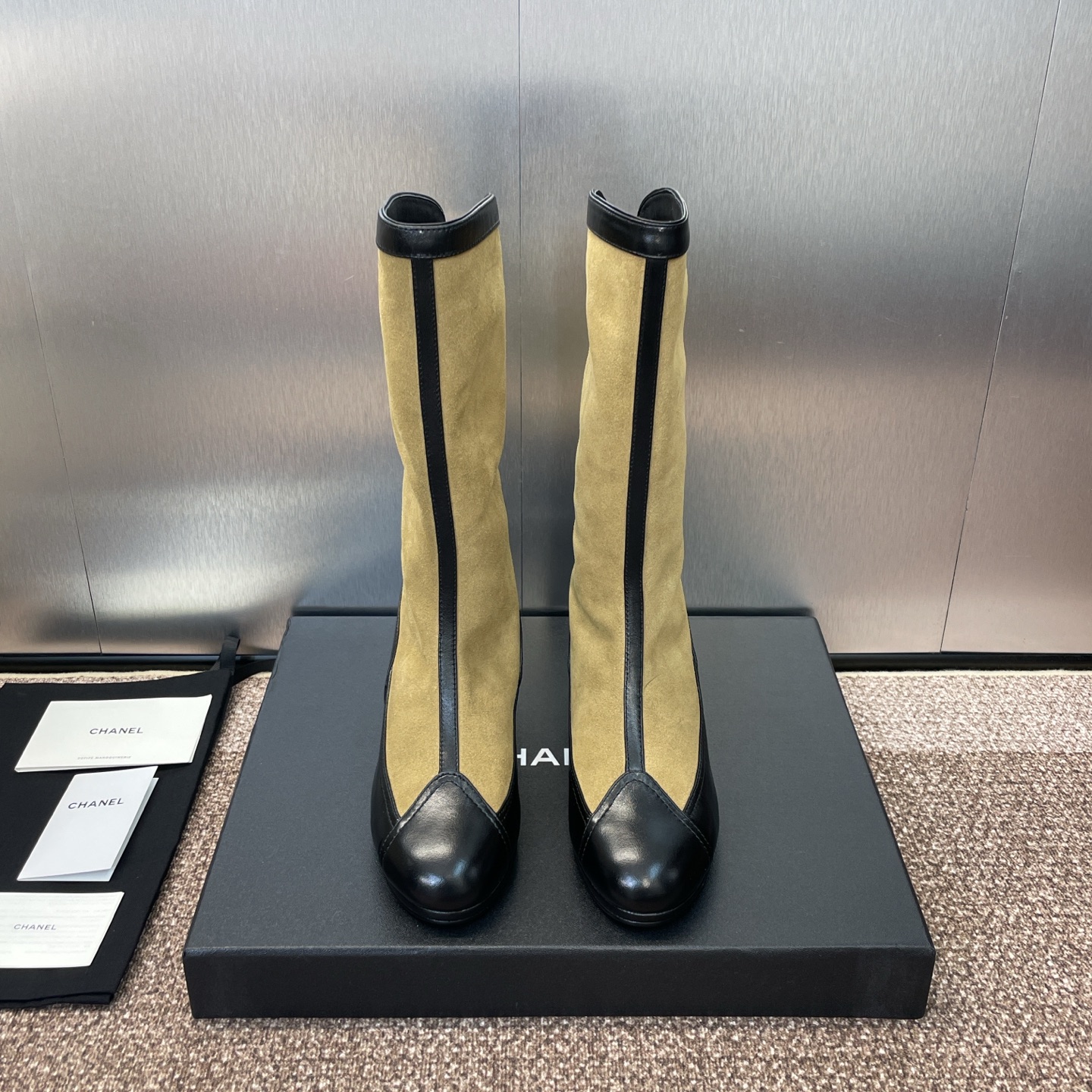 NO:461802,Dongguan goods, purchasing grade Chanel Chanel 2025 autumn and winter new rear zipper mid-tube women's boots, Xiaoxiang letter logo hardware buckle round toe color-blocking low-heeled knight boots, top-level high-end version, material: imported calfskin upper/imported sheep skin + water dyed sheep skin inner + Italian leather outsole Heel height: 4.5CM Size35-39 (40.41 custom made without return), boots, chanel, chanel, boots, cowhide, sheepskin, sheep, Leather soles19860909莞货 代购级 Chanel 香奈儿 2025秋冬新款后拉链中筒女靴 小香字母logo五金扣圆头拼色低跟骑士靴 顶级高端版本 材质:鞋面进口小牛皮/进口羊猄皮+水染羊皮内里+意大利真皮大底 跟高:4.5CM Size35-39（40.41定做不退换）,靴子,chanel,chanel,boots,cowhide,sheepskin,sheep,Leather soles,Women's Shoes