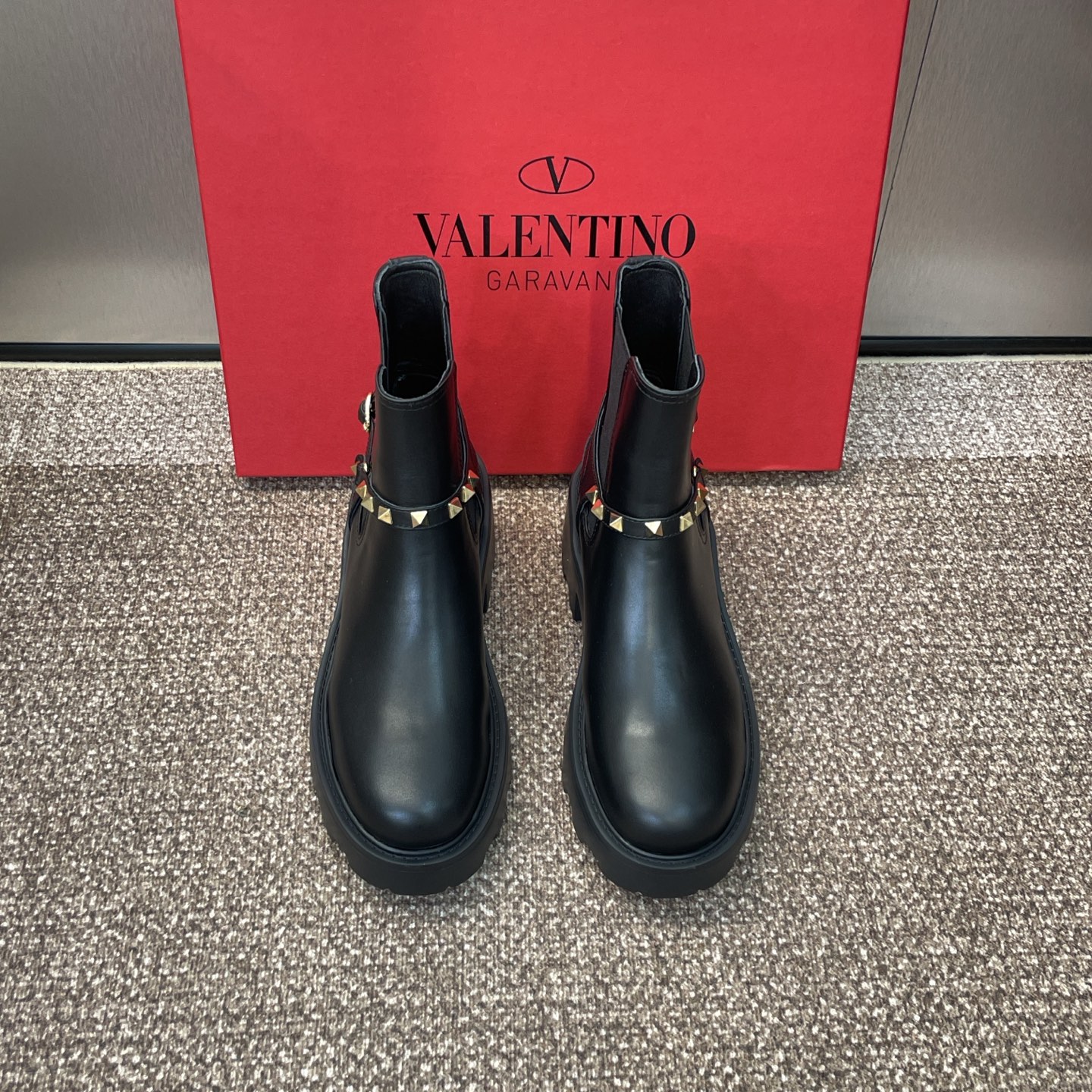 NO:461789,Valentino 2025 autumn and winter rivet series new Chelsea women's boots Valentino punk style thick letter logo hardware belt buckle low heel round head motorcycle rider short boots material upper original custom calfskin + water dyed sheepskin inner lining + original open mold wear-resistant velvet rubber combination sole. SIZE35-41 (41 customization without return and exchange), boots, valentino, valentino, boots, cowhide, sheepskin19860909Valentino 2025秋冬铆钉系列新款切尔西女靴 华伦天奴朋克风厚字母logo五金皮带扣低跟圆头机车骑士短靴 材质鞋面原版定制小牛皮+水染羊皮内里+原版开模耐磨绒橡胶组合大底. SIZE35-41（41定制不退换）,靴子,valentino,valentino,boots,cowhide,sheepskin,Women's Shoes