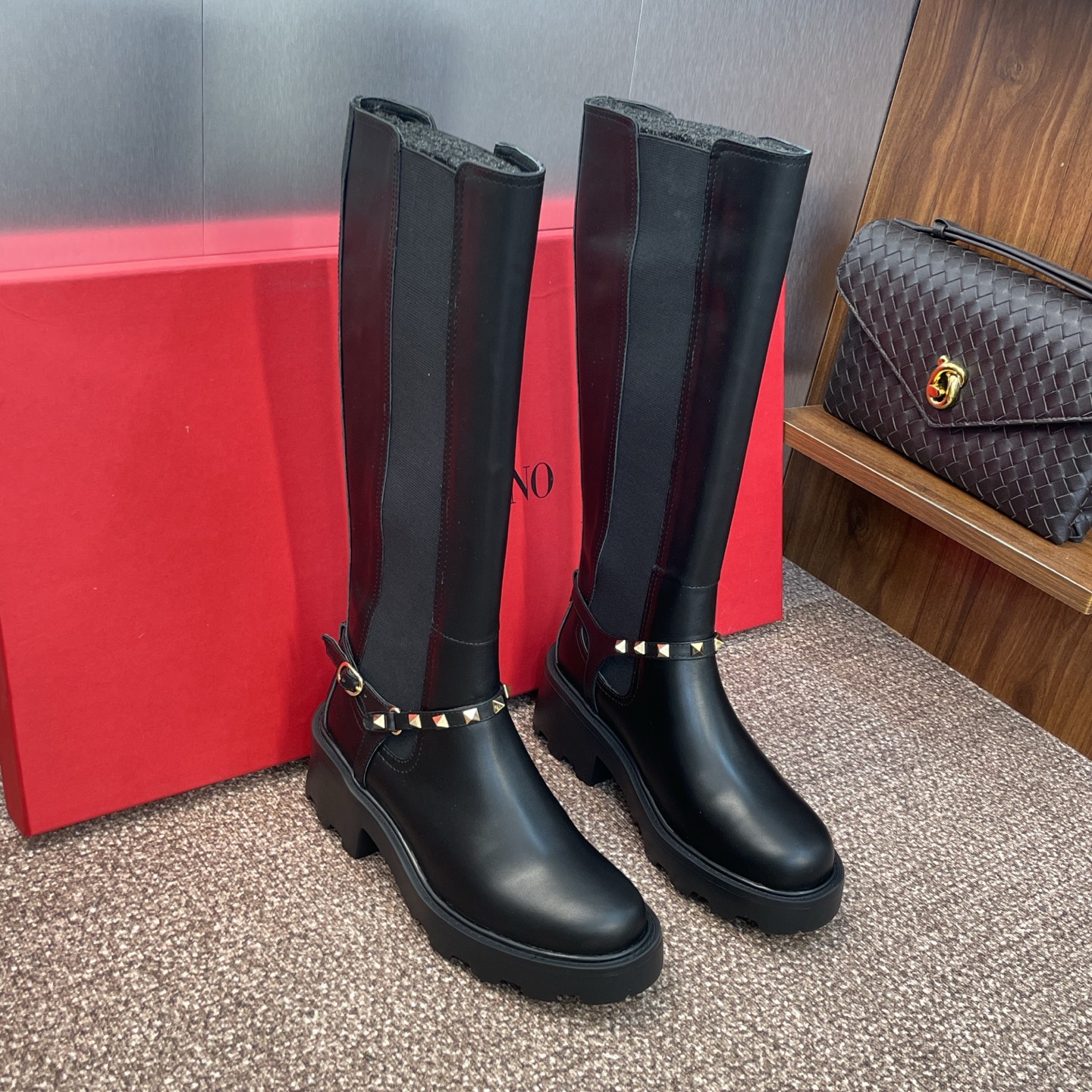 NO:461796,Valentino 2025 autumn and winter rivet series new Chelsea high tube women's boots Valentino punk style thick letter logo hardware belt buckle low heel round head motorcycle rider boots material upper original custom calfskin + water dyed sheepskin inner lining + original open mold wear-resistant velvet rubber combination sole. SIZE35-41 (41 customization without return and exchange), boots, valentino, valentino, boots, cowhide, sheepskin19860909Valentino 2025秋冬铆钉系列新款切尔西高筒女靴 华伦天奴朋克风厚字母logo五金皮带扣低跟圆头机车骑士长靴 材质鞋面原版定制小牛皮+水染羊皮内里+原版开模耐磨绒橡胶组合大底. SIZE35-41（41定制不退换）,靴子,valentino,valentino,boots,cowhide,sheepskin,Women's Shoes