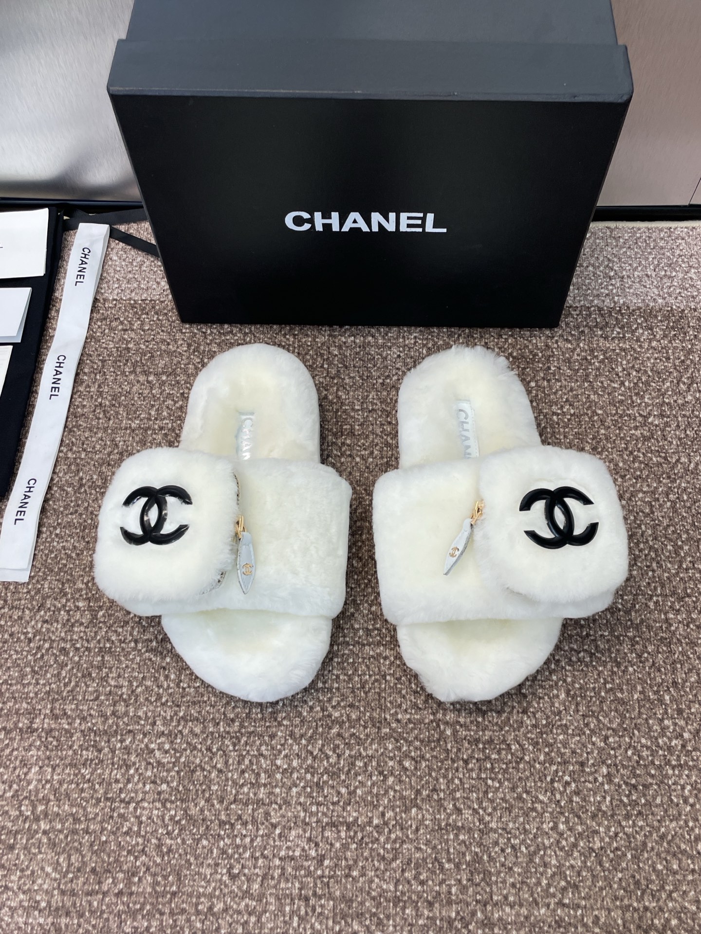 NO:461762,Chanel Chanel 2025 autumn and winter new fashion Velcro zipper bag versatile lamb fur slippers for women, Xiaoxiang letter logo flat sole round toe color-blocking open toe home shoes Material: imported lamb fur + original mold open-mould anti-slip wear-resistant rubber outsole Size: 35-41 (40.41 custom-made non-return and exchange), fur shoes slippers, chanel, chanel, slippers19860909Chanel 香奈儿 2025秋冬新款时尚魔术贴拉链包百搭羊羔毛女拖鞋 小香字母logo平底圆头拼色露趾居家鞋 材质:进口羊羔毛+原版开模防滑耐磨橡胶大底 Size:35-41(40.41定制不退换),毛毛鞋拖鞋,chanel,chanel,slippers,Women's Shoes