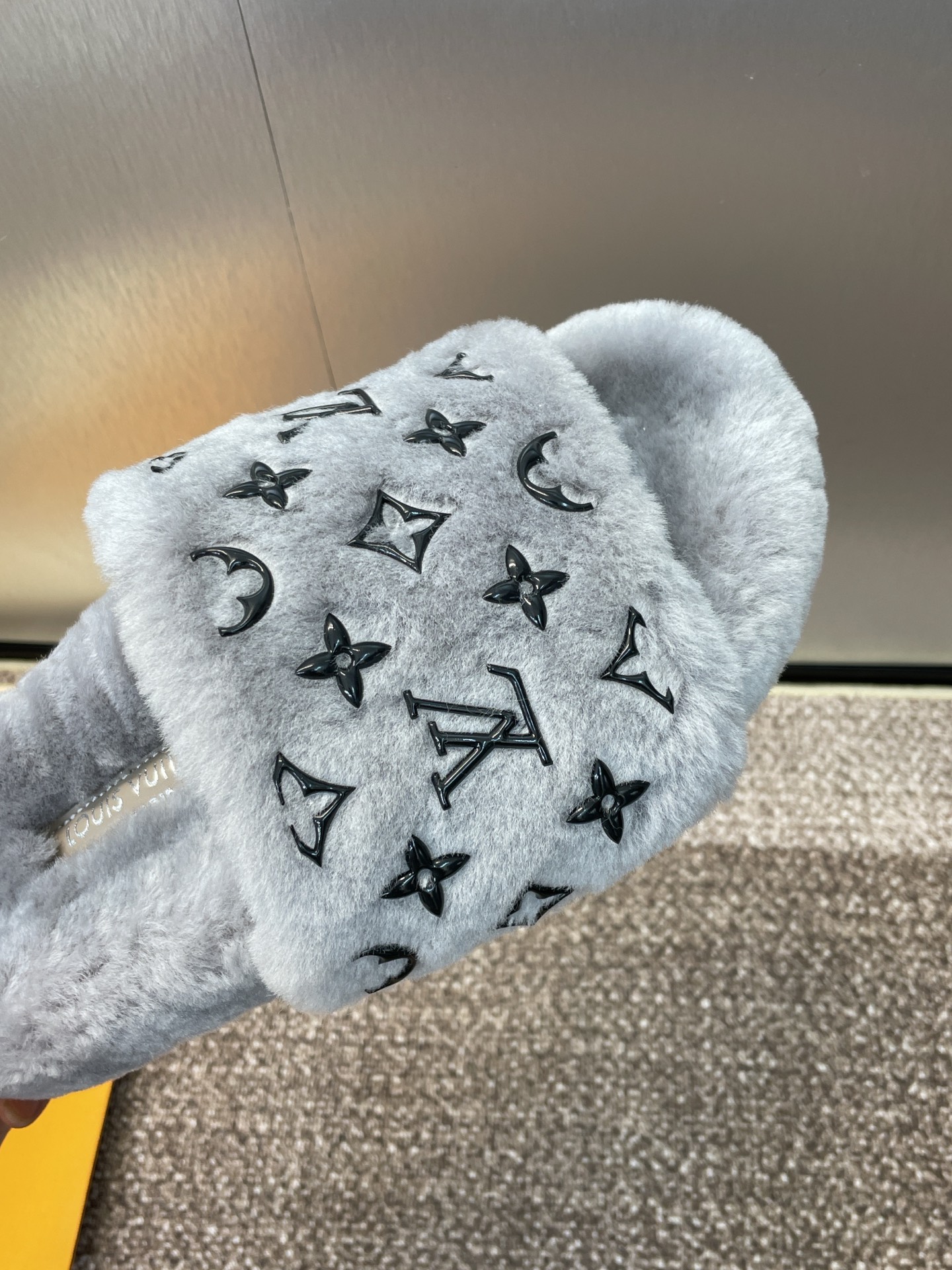 NO:461778,Louis Vuitton 2025 autumn and winter new fashion and versatile lamb fur women's slippers LV letter logo flat sole round toe color-blocking open toe home shoes Material: imported lamb fur + original mold open-slip anti-shelf rubber outsole Size: 35-41 (40.41 custom-made without return or exchange), fur shoes slippers, louis vuitton, louis vuitton, slippers19860909Louis Vuitton 2025秋冬新款时尚百搭羊羔毛女拖鞋 LV字母logo平底圆头拼色露趾居家鞋 材质:进口羊羔毛+原版开模防滑耐磨橡胶大底 Size:35-41(40.41定制不退换),毛毛鞋拖鞋,louis vuitton,louis vuitton,slippers,Women's Shoes