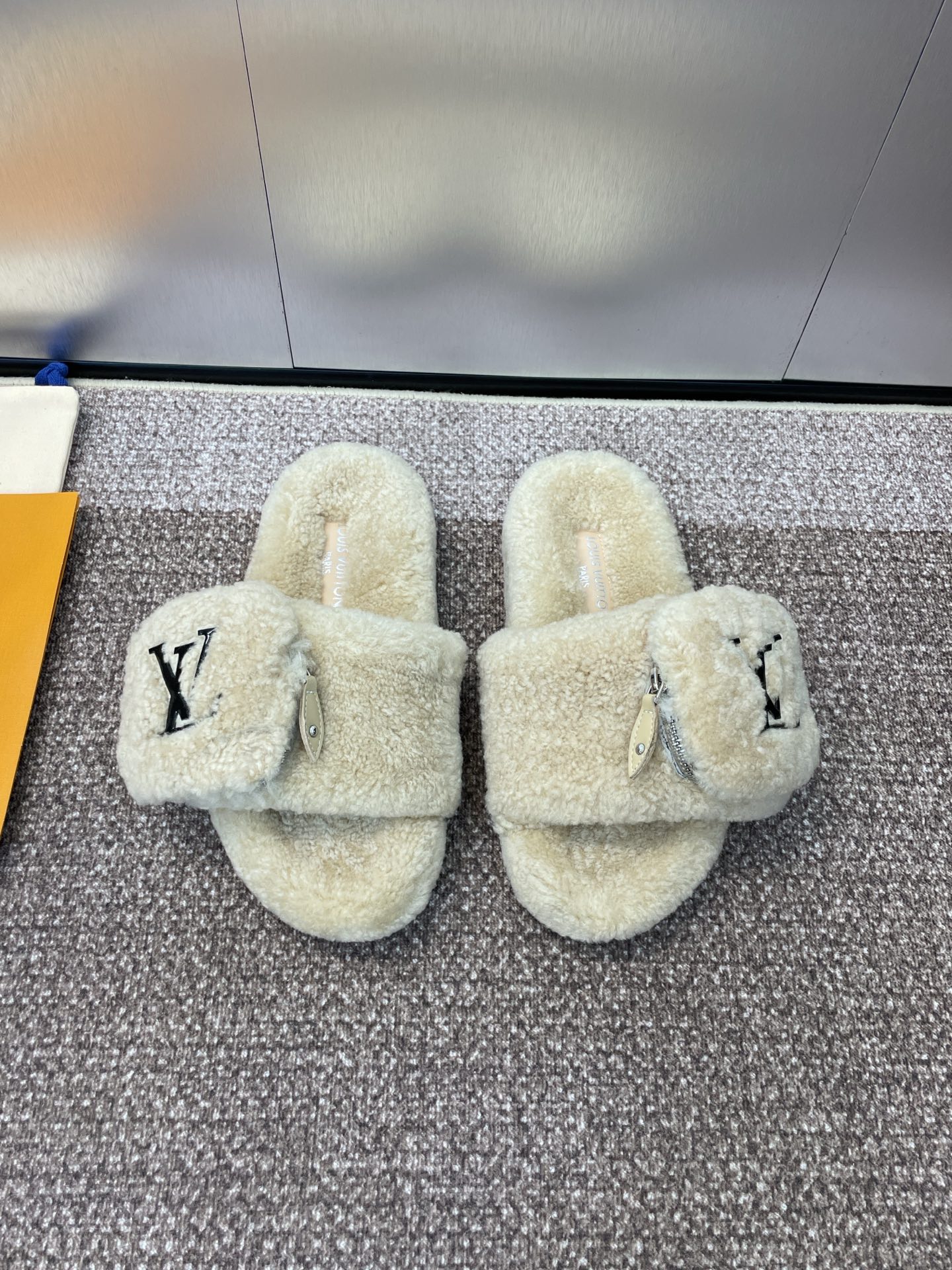 NO:461786,Louis Vuitton 2025 autumn and winter new fashion Velcro zipper bag versatile lamb fur slippers LV letter logo flat sole round toe color-blocking open toe home shoes Material: imported lamb fur + original mold open-slip anti-slip wear-resistant rubber outsole Size: 35-41 (40.41 custom-made without return or exchange), fur shoes slippers, louis vuitton, louis vuitton, slippers19860909Louis Vuitton 2025秋冬新款时尚魔术贴拉链包百搭羊羔毛女拖鞋 LV字母logo平底圆头拼色露趾居家鞋 材质:进口羊羔毛+原版开模防滑耐磨橡胶大底 Size:35-41(40.41定制不退换),毛毛鞋拖鞋,louis vuitton,louis vuitton,slippers,Women's Shoes