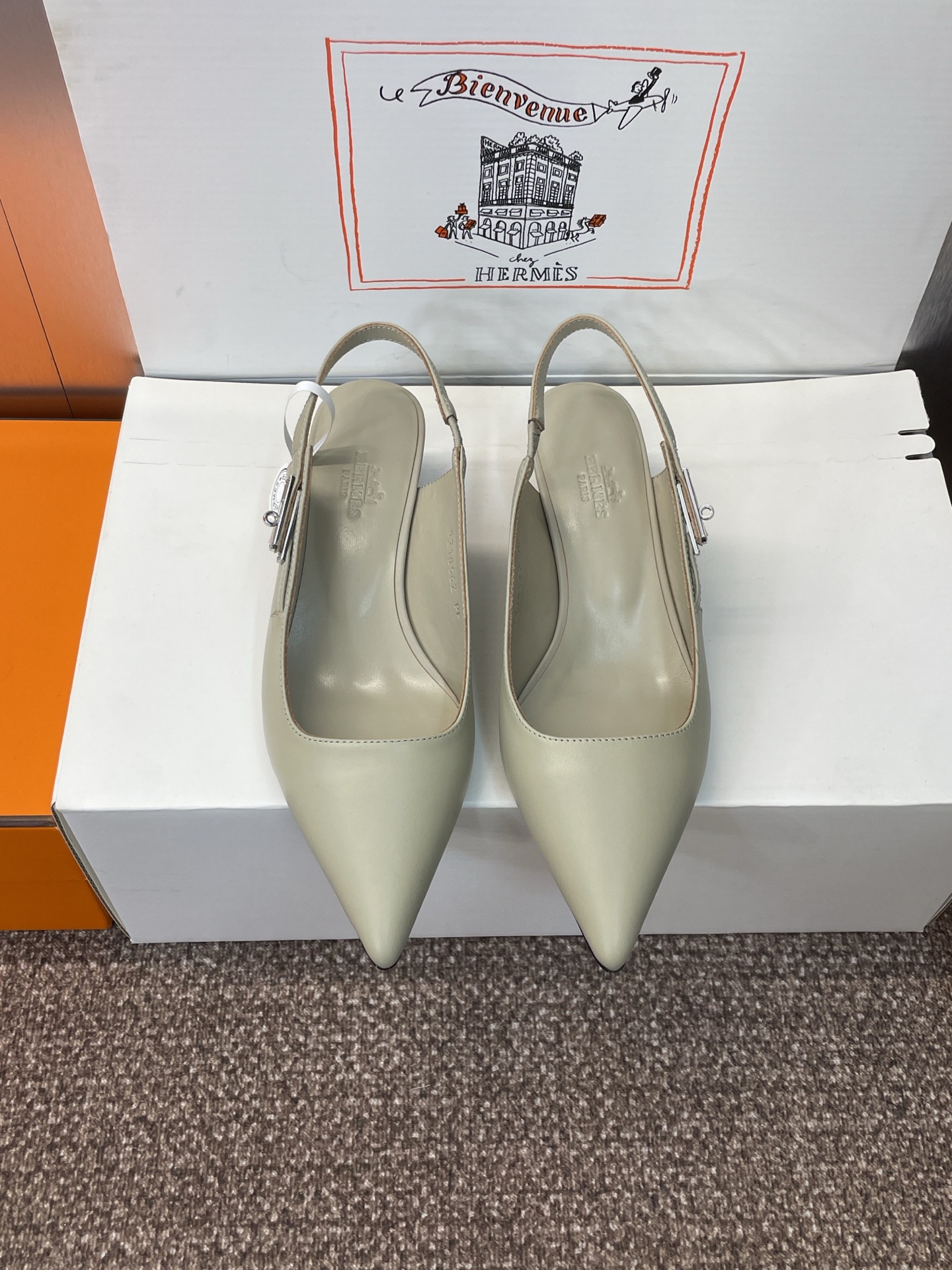 NO:466435,Dongguan goods Purchase grade Hermes Hermes new spring and summer Lover high-heel color-blocking women's shoes H family classic KELLY hardware belt low-heeled pointed toe rear empty sandals Material upper imported calfskin + water dyed sheepskin + Italian leather outsole Heel height 4CM/8CM Size: 34-43 (34.40.41.42.43 custom-made non-return), sandals, hermes, hermes, sandals, cowhide, sheepskin, Leather soles19860909莞货 代购级 爱马仕 Hermes 春夏新款 Lover 高跟拼色女鞋 H家经典KELLY五金皮带低跟尖头后空凉鞋 材质鞋面进口小牛皮 +水染羊皮水里+意大利真皮大底 跟高4CM/8CM Size: 34-43(34.40.41.42.43定制不退换）,凉鞋,hermes,hermes,sandals,cowhide,sheepskin,Leather soles,Women's Shoes