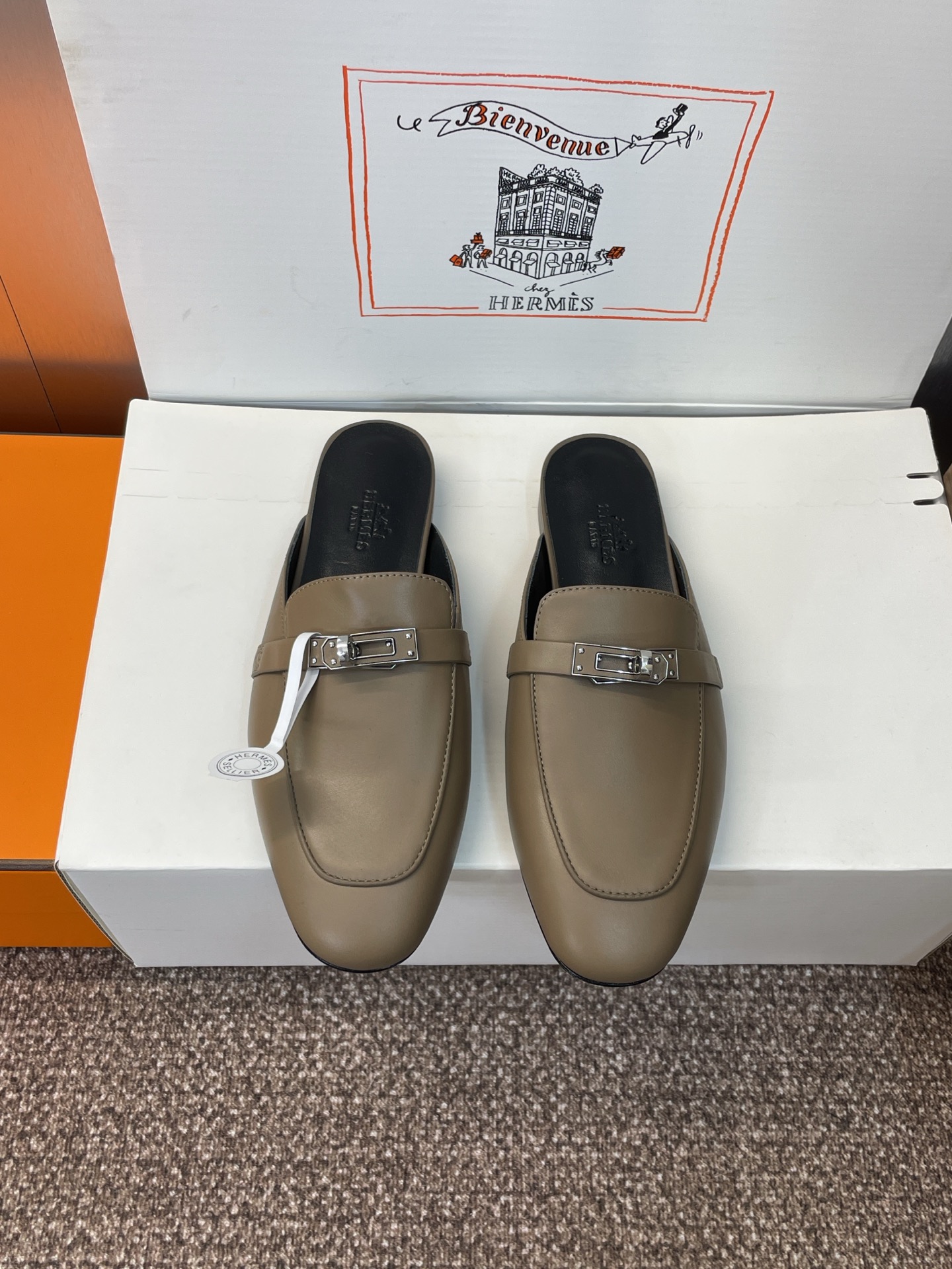 NO:466466,Dongguan Purchase Grade Hermes Hermes Spring and Summer Classic Kelly Buckle OZ Color-blocked Women's Shoes H Home Flat Sole Round-toe Muller Sandal Slippers Material Imported Calfskin + Water-dyed Sheepskin + Italian genuine leather sole Size: 34-43 (34.40.41.42.43 Customized No Returns and Exchanges), Semi-Travel, Hermes, Hermes, Slippers, Cowhide, Sheepskin, Leather Soles19860909莞产 代购级 爱马仕 Hermes 春夏经典款 Kelly扣 OZ拼色女鞋 H家平底圆头穆勒凉拖鞋 材质进口小牛皮+水染羊皮水里+意大利真皮大底 Size: 34-43（34.40.41.42.43定制不退换）,半拖,hermes,hermes,slippers,cowhide,sheepskin,Leather soles,Women's Shoes