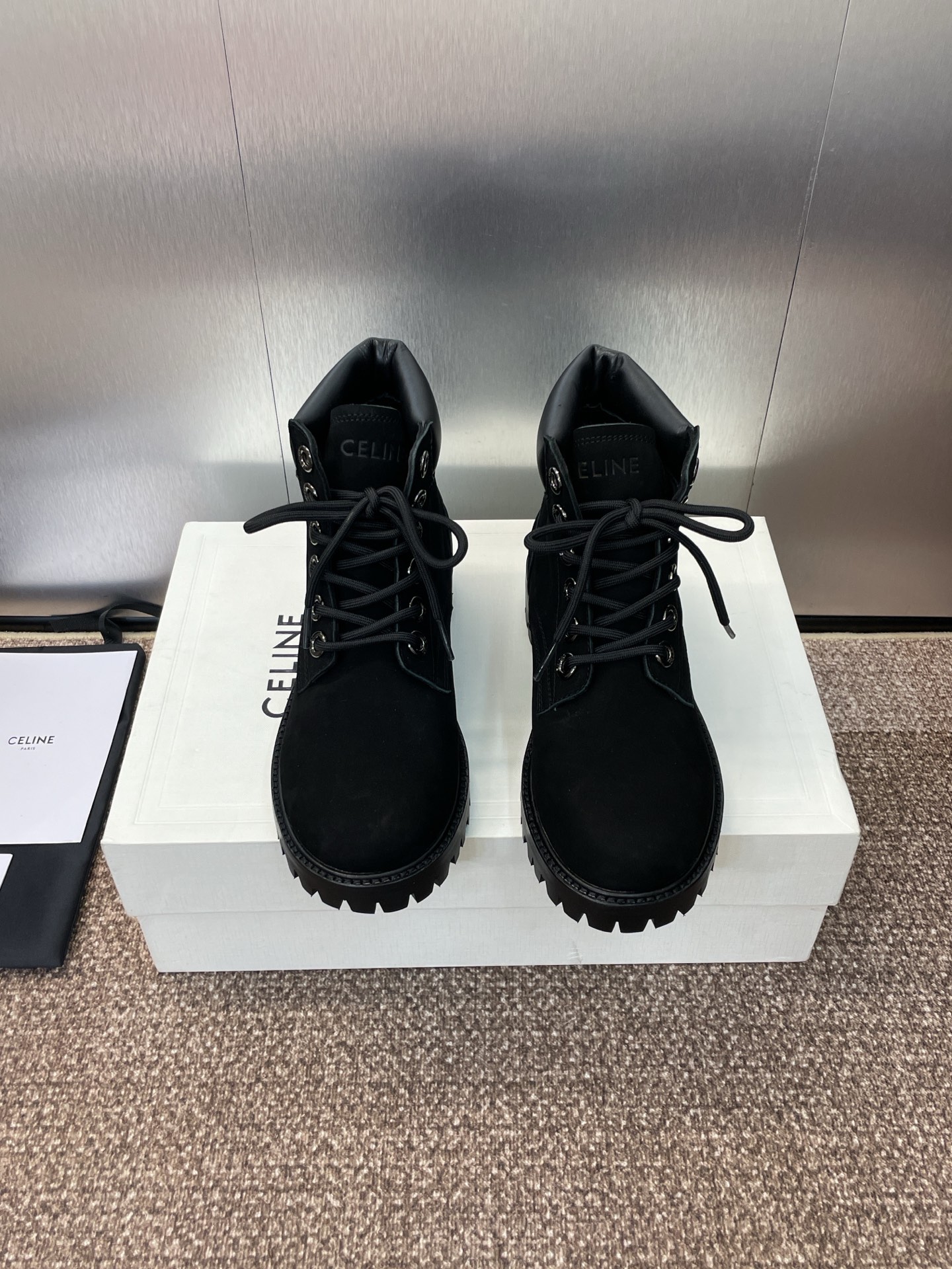 NO:478430,:Women's size/men's size CELINE Autumn and winter couple's new low-heeled motorcycle boots Celine letter logo color-blocking casual knight hiking boots Material upper imported beef suede + water dyed sheepskin inner lining + original molded leather edge rubber combination non-slip sole Heel height 2.5CM Size:Women's size 35-40 (40 custom-made without return and exchange) Men's size 39-45 (45 custom-made without return and exchange), boot loafers, celine, celine, loafers, boots, sheepskin, chamois leather19860909:女码/男码 CELINE 秋冬情侣新款低跟系带机车短靴 赛琳字母logo拼色休闲骑士登山靴 材质鞋面进口牛麂皮+水染羊皮内里+原版开模真皮沿条橡胶组合防滑大底 跟高2.5CM Size:女码35-40（40定制不退换）  男码39-45（45定制不退换）,靴子乐福鞋,celine,celine,loafers,boots,sheepskin,chamois leather,Women's Shoes