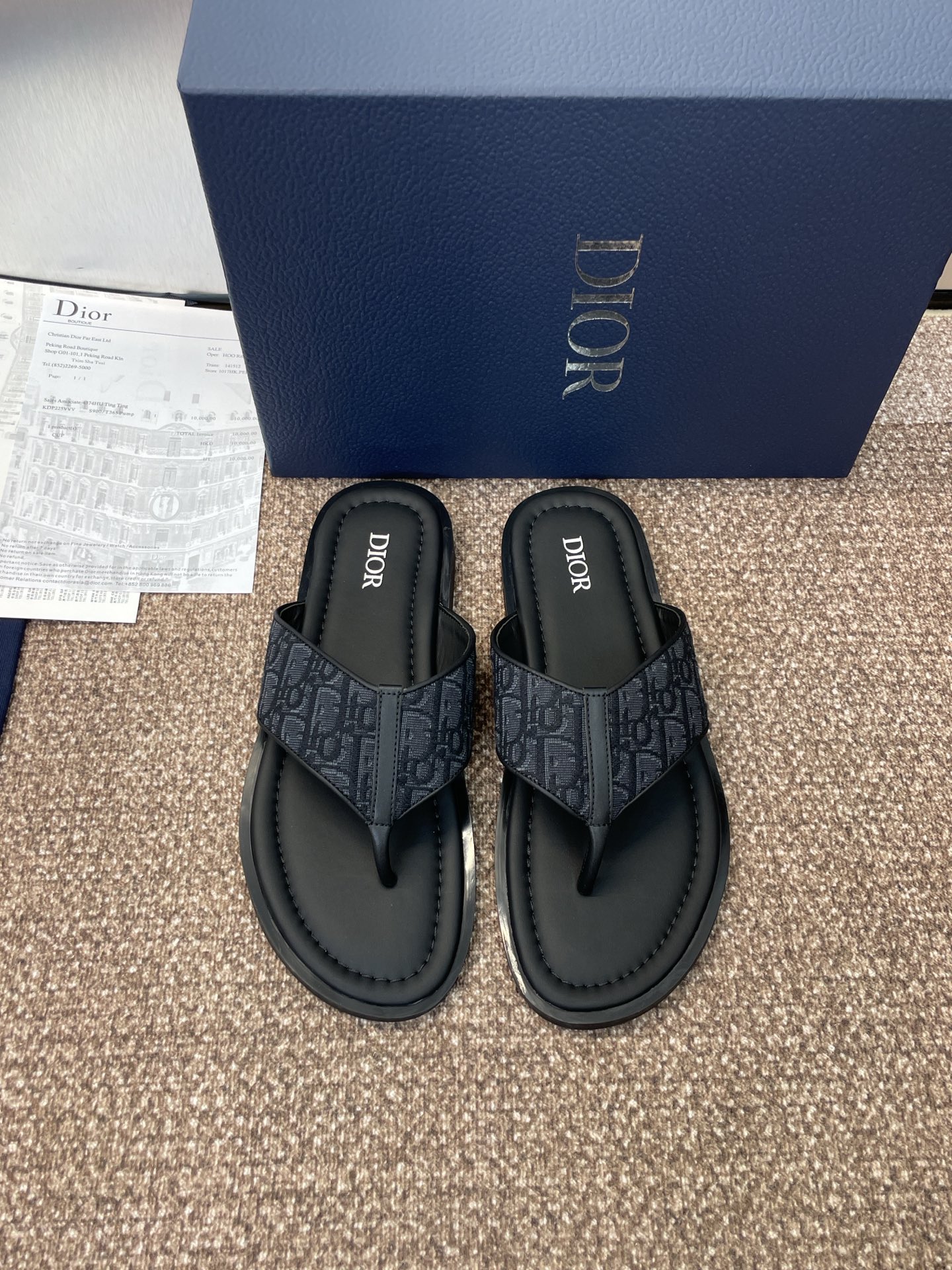 NO:477320,Dior Spring and Summer Show new Alias ​​Flip-flops men's shoes CD letter logo Oblique Presbyterian Celebrity same flat letter logo clip-finger beach sandals Material: Original custom environmentally friendly breathable printed upper + water-dyed sheepskin inner footbed + original Eva rubber combination outsole size39-46 (45.46 custom non-return and exchange), split-toe slippers, dior, dior, sandals, slippers, sheepskin19860909Dior 迪奥 春夏走秀新款Alias人字拖男鞋 CD字母logo Oblique老花明星同款平底字母logo夹指沙滩凉鞋 材质:原版定制环保透气印花鞋面+水染羊皮内里垫脚+原版Eva橡胶组合大底 size39-46(45.46定制不退换),分趾鞋拖鞋,dior,dior,sandals,slippers,sheepskin,Women's Shoes