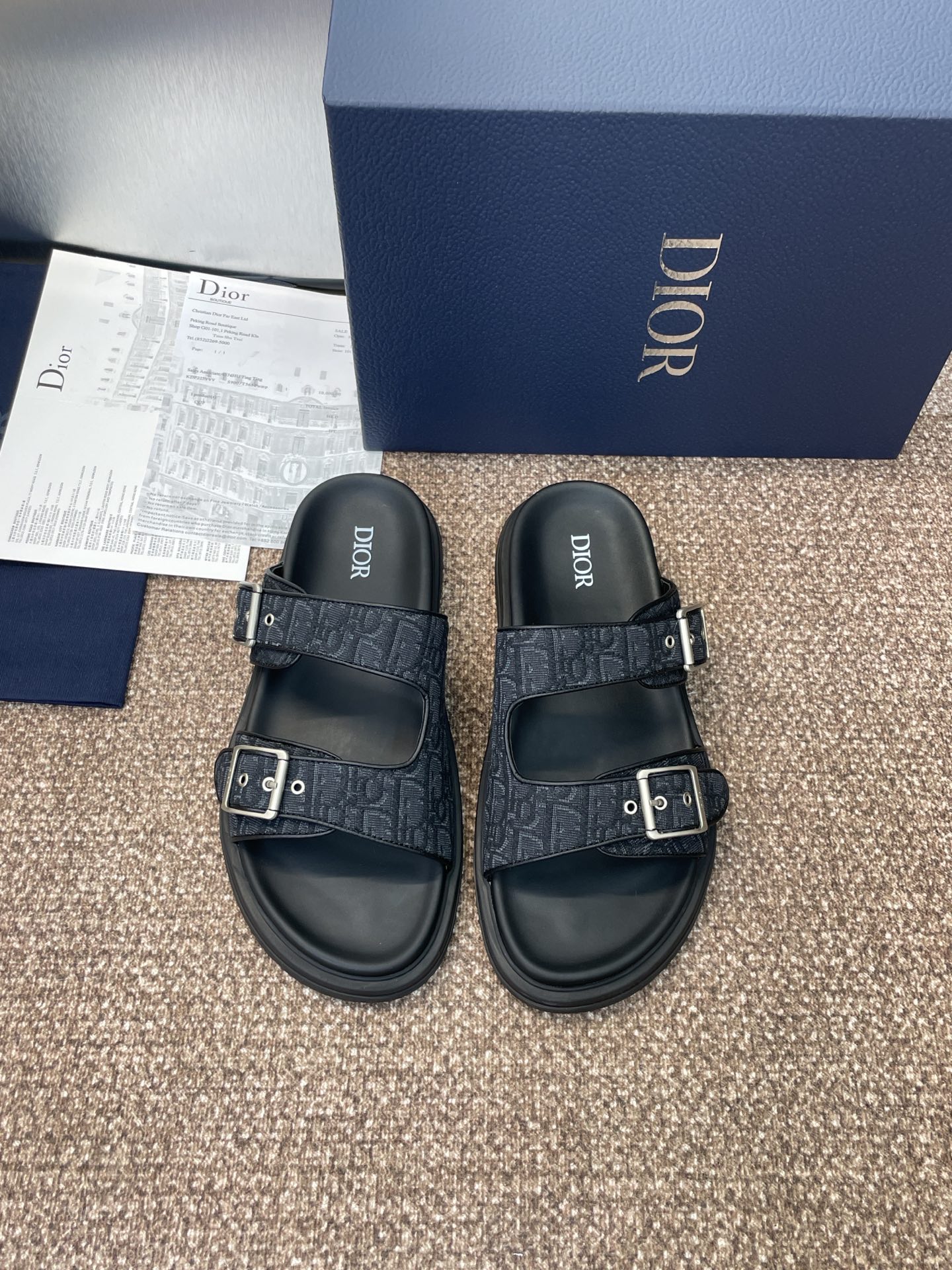 NO:477327,Dior Spring and Summer Show new Alias ​​cross-belt men's slippers CD letter logo Hardware buckle Oblique old-fashioned star same flat letter logo beach sandals Material: original custom environmentally friendly breathable printed upper + water-dyed sheepskin inner footbed + original Eva rubber combination outsole size39-46 (45.46 custom non-return and exchange), split-toe slippers, dior, dior, sandals, slippers, sheepskin19860909Dior 迪奥 春夏走秀新款Alias交叉带男拖鞋 CD字母logo 五金扣Oblique老花明星同款平底字母logo沙滩凉鞋 材质:原版定制环保透气印花鞋面+水染羊皮内里垫脚+原版Eva橡胶组合大底 size39-46(45.46定制不退换),分趾鞋拖鞋,dior,dior,sandals,slippers,sheepskin,Women's Shoes