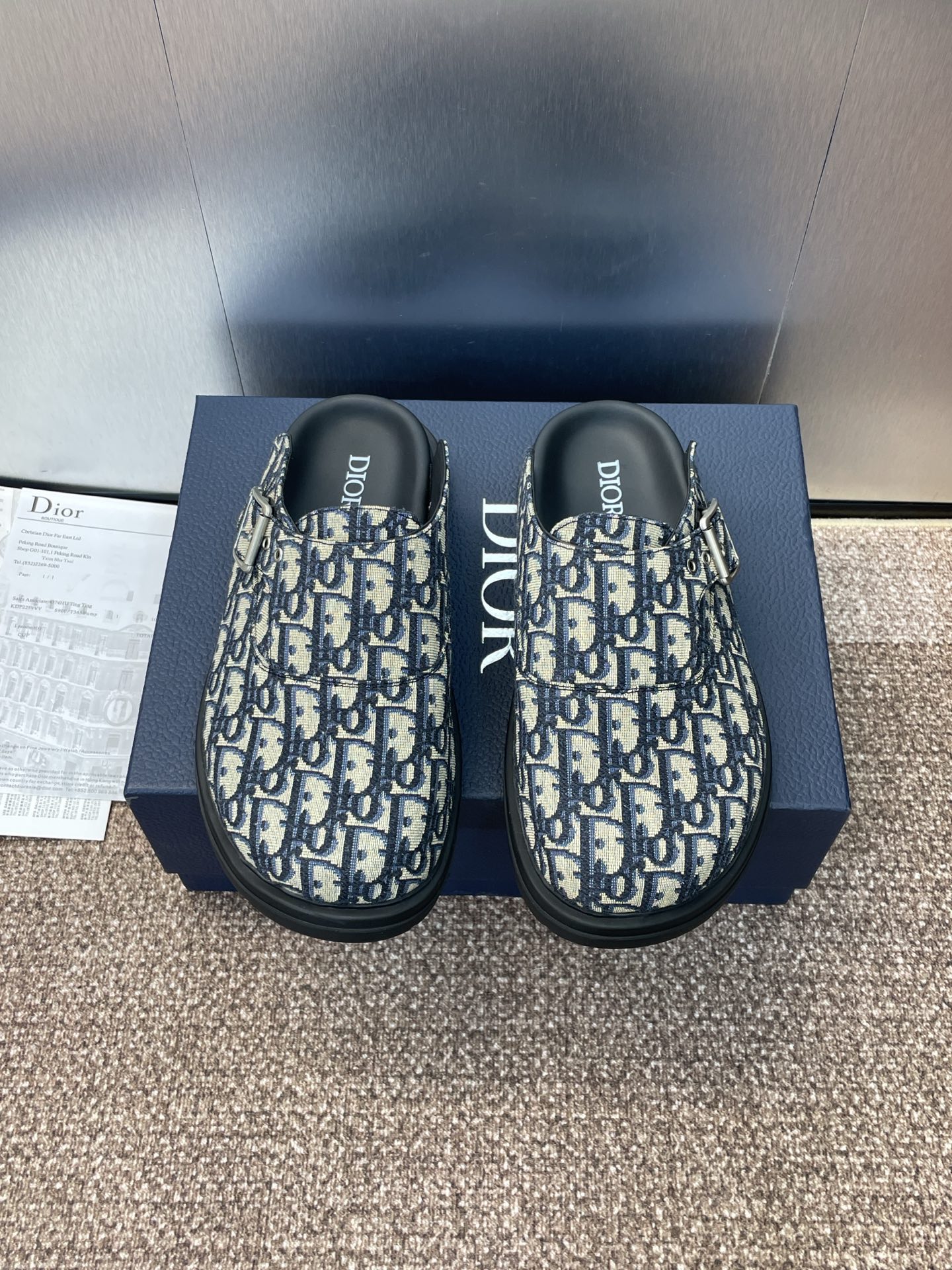 NO:477314,Dior Spring and Summer Show new Aqua Muller men's slippers CD letter logo hardware buckle Oblique old-fashioned celebrity same flat letter logo Baotou beach sandals Material: original custom embossed calfskin upper + water dyed sheepskin inner footbed + original Eva rubber combination sole size39-46 (45.46 custom non-return and exchange), semi-torque, dior, dior, sandals, slippers, cowhide, sheepskin19860909Dior 迪奥 春夏走秀新款Aqua穆勒男拖鞋 CD字母logo五金扣 Oblique老花明星同款平底字母logo包头沙滩凉鞋 材质:原版定制压花小牛皮鞋面+水染羊皮内里垫脚+原版Eva橡胶组合大底 size39-46(45.46定制不退换),半拖,dior,dior,sandals,slippers,cowhide,sheepskin,Women's Shoes