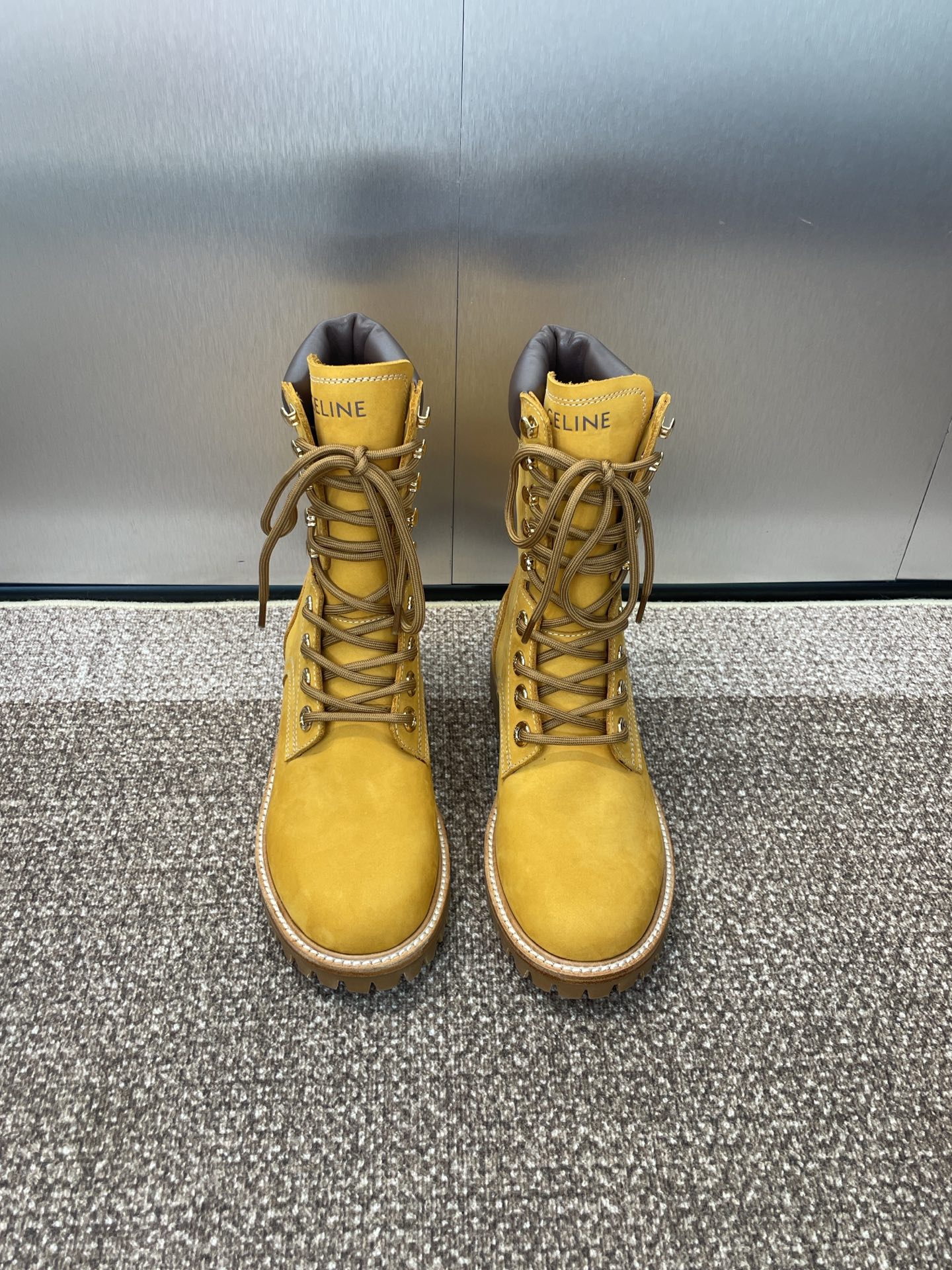 NO:478322,:Women's size/men's size CELINE Autumn and winter couple's new low-heeled motorcycle boots Celine letter logo color-blocking casual knight hiking boots Material upper imported beef suede + water dyed sheepskin inner lining + original molded leather edge rubber combination non-slip sole Heel height 2.5CM Size:Women's size 35-40 (40 custom-made without return and exchange) Men's size 39-45 (45 custom-made without return and exchange), boots, celine, celine, boots, sheepskin, chamois leather19860909:女码/男码 CELINE 秋冬情侣新款低跟系带机车短靴 赛琳字母logo拼色休闲骑士登山靴 材质鞋面进口牛麂皮+水染羊皮内里+原版开模真皮沿条橡胶组合防滑大底 跟高2.5CM Size:女码35-40（40定制不退换）  男码39-45（45定制不退换）,靴子,celine,celine,boots,sheepskin,chamois leather,Women's Shoes