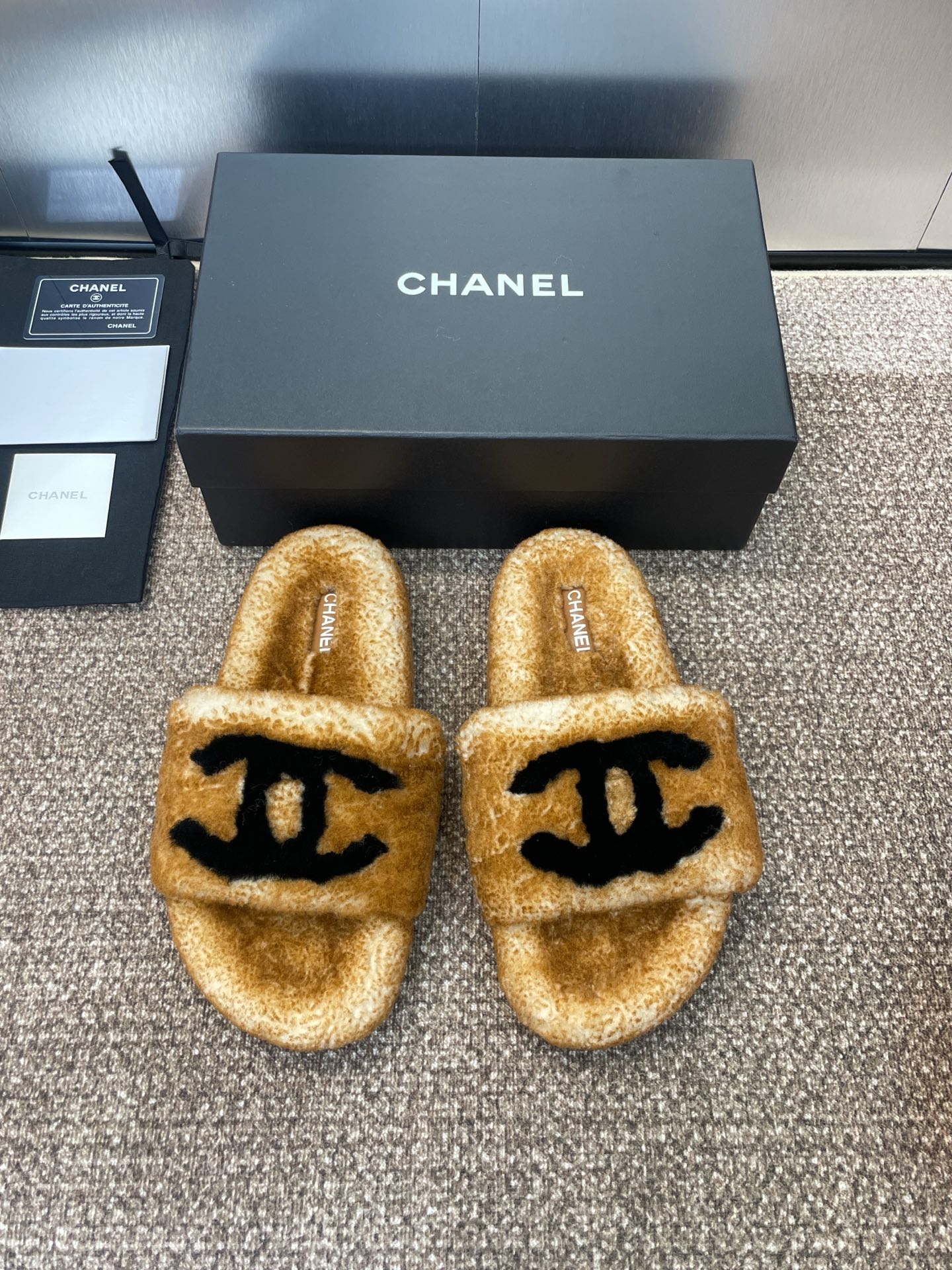 NO:478315,Thick sole plus 10 Chanel Chanel autumn and winter new fashion lamb fur women slippers Xiaoxiang letter logo flat sole round toe color-blocking open toe home shoes Material: imported lamb fur + original mold open-slip anti-shelf rubber outsole Size: 35-41 (40.41 custom-made non-return and exchange), fur shoes slippers, chanel, chanel, slippers19860909厚底加10 Chanel 香奈儿 秋冬新款时尚搭羊羔毛女拖鞋 小香字母logo平底圆头拼色露趾居家鞋 材质:进口羊羔毛+原版开模防滑耐磨橡胶大底 Size:35-41(40.41定制不退换),毛毛鞋拖鞋,chanel,chanel,slippers,Women's Shoes