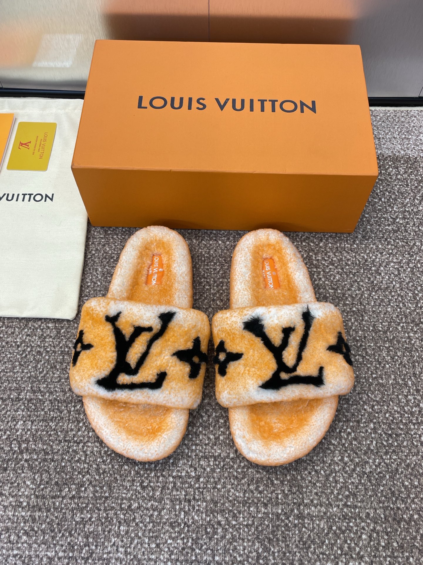 NO:478311,Thick sole plus 10 Louis Vuitton autumn and winter new fashionable and versatile lamb fur women's slippers LV letter logo flat sole round toe color-blocking open toe home shoes Material: imported lamb fur + original mold open-mold anti-slip wear-resistant rubber outsole Size: 35-41 (40.41 custom-made without return or exchange), fur shoes slippers, louis vuitton, louis vuitton, slippers19860909厚底加10 Louis Vuitton 秋冬新款时尚百搭羊羔毛女拖鞋 LV字母logo平底圆头拼色露趾居家鞋 材质:进口羊羔毛+原版开模防滑耐磨橡胶大底 Size:35-41(40.41定制不退换),毛毛鞋拖鞋,louis vuitton,louis vuitton,slippers,Women's Shoes