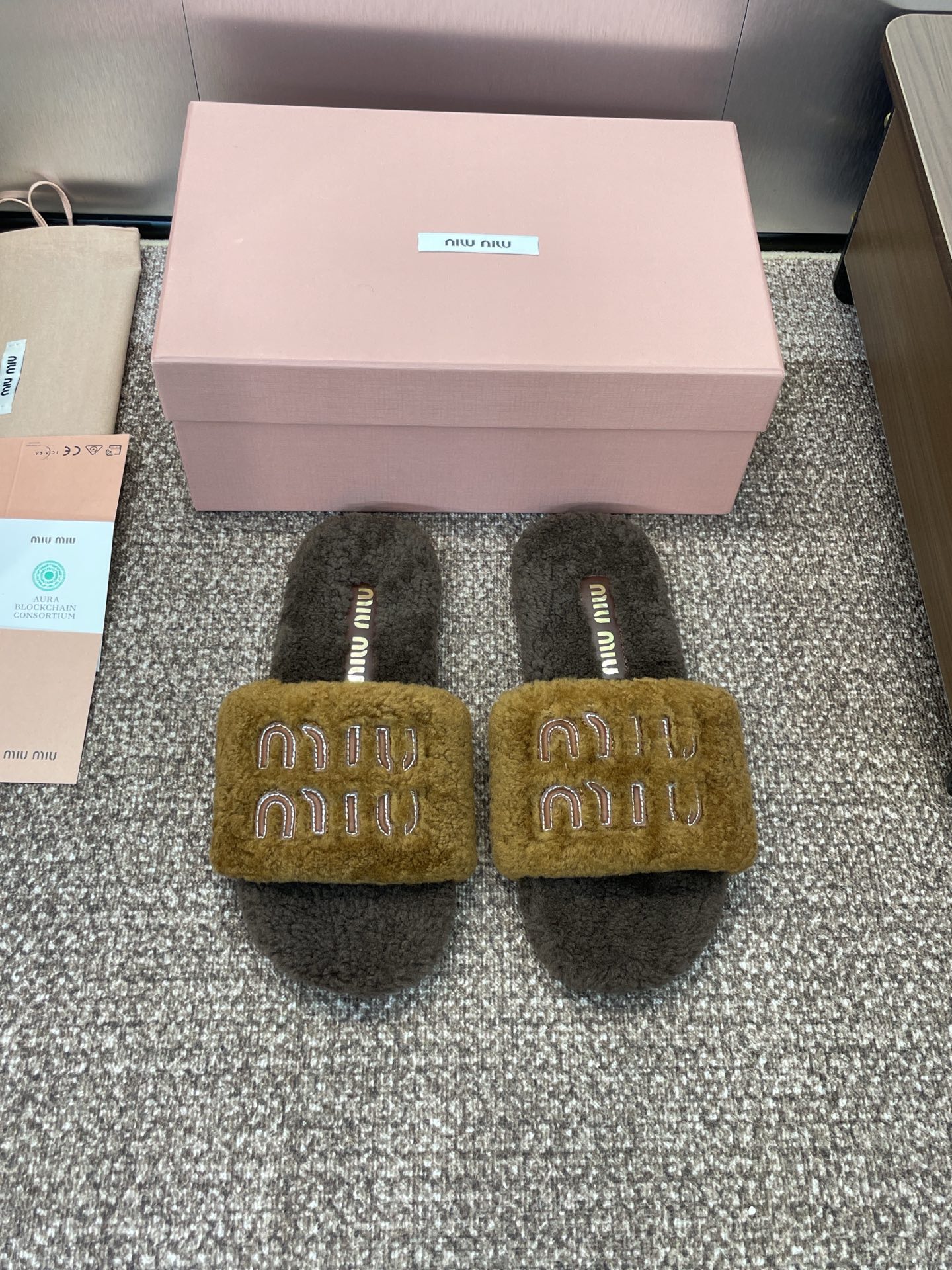 NO:478293,MiuMiu's new fashion electric embroidered lamb fur women's slippers, MiuMiu letter logo flat sole round toe color-blocking open-toe home shoes, material: imported lamb fur + original mold open-slip anti-shelf rubber outsole Size: 35-40 (40 custom-made without return or exchange), fur shoes slippers, miumiu, slippers19860909MiuMiu 秋冬新款时尚电绣百搭羊羔毛女拖鞋 缪缪字母logo平底圆头拼色露趾居家鞋 材质:进口羊羔毛+原版开模防滑耐磨橡胶大底 Size:35-40(40定制不退换),毛毛鞋拖鞋,miumiu,slippers,Women's Shoes