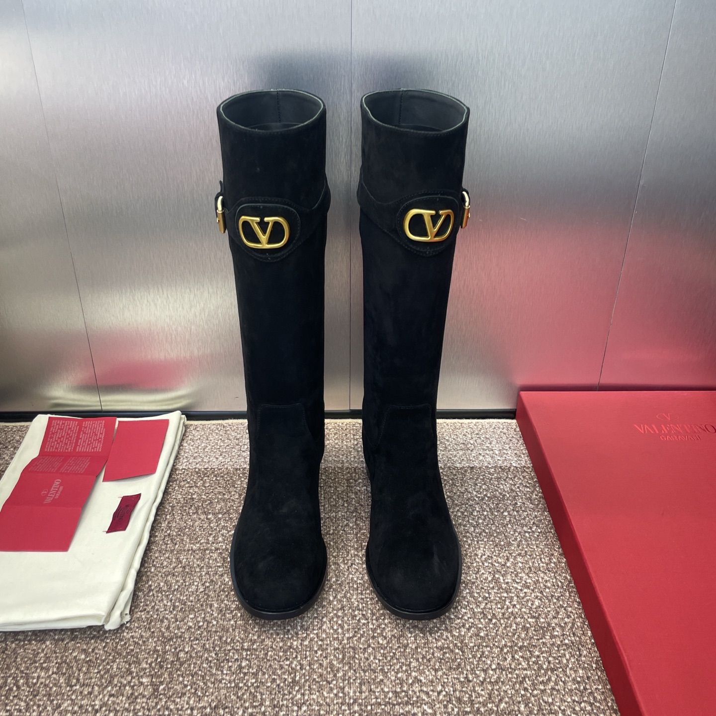 NO:480586,VALENTINO 2025 autumn and winter new VLOGO SIGNATURE Punk style low heel high barrel knee color-blocking women's long boots V-famous star same letter logo hardware belt buckle round toe one foot motorcycle rider military boots Material: upper imported calfskin/imported sheep leather + water dyed cowhide inner + Italian leather outsole Heel height: 2.5CM Size35-39 (40.41.42 custom-made non-return and exchange), boots, valentino, valentino, boots, cowhide, sheep, Leather soles19860909VALENTINO 华伦天奴2025秋冬新款 VLOGO SIGNATURE 朋克风格低跟高筒及膝拼色女长靴 V家明星同款字母logo五金皮带扣圆头一脚蹬机车骑士军靴 材质:鞋面进口小牛皮/进口羊猄皮+水染牛皮内里+意大利真皮大底 跟高:2.5CM Size35-39(40.41.42定制不退换),靴子,valentino,valentino,boots,cowhide,sheep,Leather soles,Women's Shoes