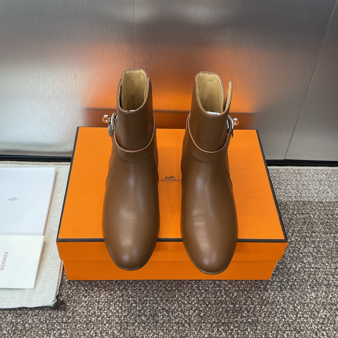 NO:480614,Hermes classic series Box Neo punk style Kelly buttons and nude women's short boots H-family star style low heel round toe one-legged motorcycle rider military boots Material: imported calfskin upper + high-end cowhide inner + Italian genuine leather sole Heel height: 2.5CM Size35-39 (40.41.42 custom-made non-return and exchange), boots, hermes, hermes, boots, cowhide, Leather soles19860909Hermes爱马仕经典系列Box Neo朋克风格Kelly扣及裸女短靴 H家明星同款低跟圆头一脚蹬机车骑士军靴 材质:鞋面进口小牛皮+高档牛皮内里+意大利真皮大底 跟高:2.5CM Size35-39(40.41.42定制不退换),靴子,hermes,hermes,boots,cowhide,Leather soles,Women's Shoes