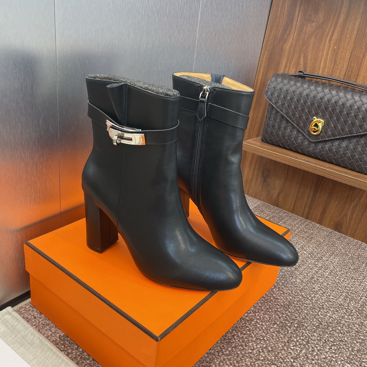 NO:480608,Hermes classic series Saint Germain punk style Kelly button thick heel and nude women's short boots H-family star style high heel round toe side zipper motorcycle rider Martin military boots Material: imported calfskin upper + high-end cowhide inner + Italian genuine leather sole Heel height: 9CM Size35-39 (40.41.42 custom-made non-return and exchange), boots, hermes, hermes, saint laurent, boots, cowhide, Leather soles19860909Hermes爱马仕经典系列Saint Germain朋克风格Kelly扣粗跟及裸女短靴 H家明星同款高跟圆头侧拉链机车骑士马丁军靴 材质:鞋面进口小牛皮+高档牛皮内里+意大利真皮大底 跟高:9CM Size35-39(40.41.42定制不退换),靴子,hermes,hermes,saint laurent,boots,cowhide,Leather soles,Women's Shoes