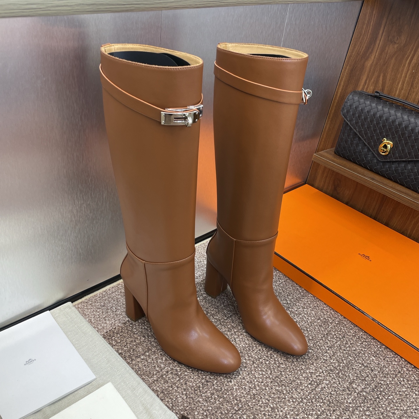 NO:480603,Hermes classic series Saint Germain Jumpling punk style Kelly button thick heel high-plunch knee-length women's boots H-family star style high heel round toe one-legged motorcycle rider Martin military boots Material: upper imported calfskin/imported sheep leather + water dyed cowhide inner + Italian genuine leather sole Heel height: 9CM Size35-39 (40.41.42 custom-made non-return and exchange), boots, hermes, hermes, saint laurent, boots, cowhide, sheep, Leather soles19860909Hermes爱马仕经典系列Saint Germain Jumpling朋克风格Kelly扣粗跟高筒及膝女长靴 H家明星同款高跟圆头一脚蹬机车骑士马丁军靴 材质:鞋面进口小牛皮/进口羊猄皮+水染牛皮内里+意大利真皮大底 跟高:9CM Size35-39(40.41.42定制不退换),靴子,hermes,hermes,saint laurent,boots,cowhide,sheep,Leather soles,Women's Shoes