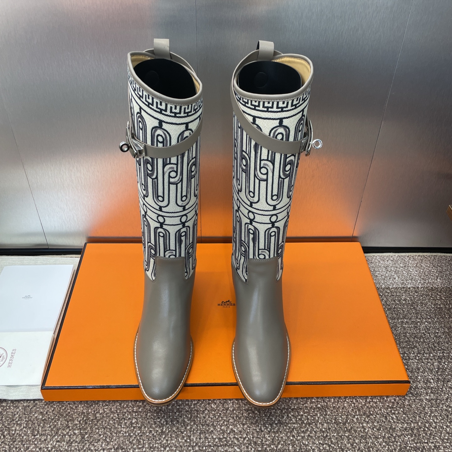 NO:480598,Hermes classic series Box Jumpling punk style Kelly button low heel high tube knee color-blocking women's long boots H-family star letter logo round toe one foot motorcycle rider military boots Material: imported calfskin upper/environmental breathable technology fabric + water dyed cowhide inner + Italian leather outsole Heel height: 2.5CM Size35-39 (40.41.42 custom-made non-return and exchange), boots, hermes, hermes, boots, cowhide, Leather soles19860909Hermes爱马仕经典系列Box Jumpling朋克风格Kelly扣低跟高筒及膝拼色女长靴 H家明星同款字母logo圆头一脚蹬机车骑士军靴 材质:鞋面进口小牛皮/环保透气科技面料+水染牛皮内里+意大利真皮大底 跟高:2.5CM Size35-39(40.41.42定制不退换),靴子,hermes,hermes,boots,cowhide,Leather soles,Women's Shoes