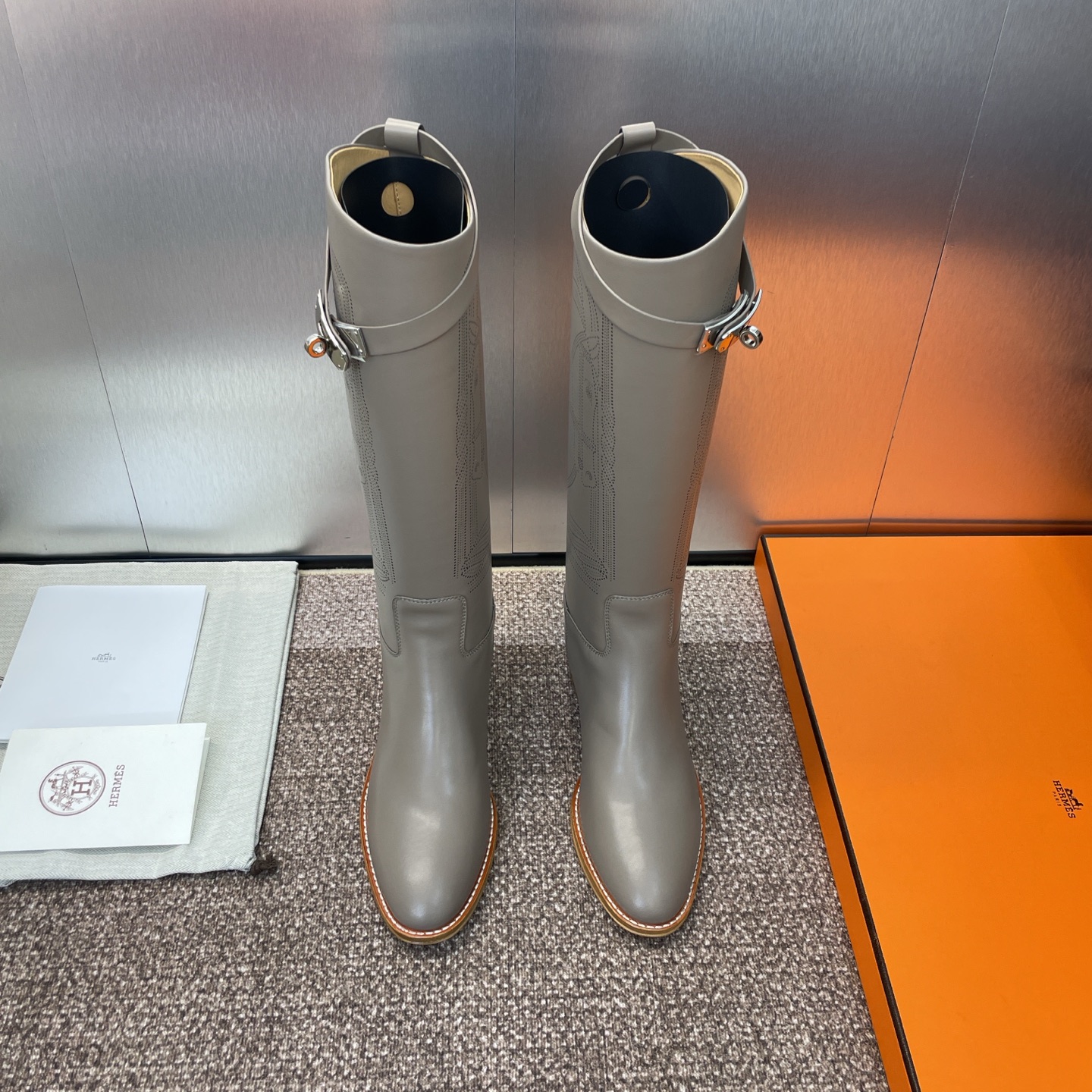 NO:480592,Hermes classic punching carving series Box Jumpling punk style Kelly button low heel high tube knee color-blocking women's long boots H family star same letter logo round toe one foot motorcycle rider military boots Material: imported calfskin upper + water dyed cowhide inner + Italian genuine leather sole Heel height: 2.5CM Size35-39 (40.41.42 custom-made non-return and exchange), boots, hermes, hermes, boots, cowhide, Leather soles19860909Hermes爱马仕经典冲孔雕花系列Box Jumpling朋克风格Kelly扣低跟高筒及膝拼色女长靴 H家明星同款字母logo圆头一脚蹬机车骑士军靴 材质:鞋面进口小牛皮+水染牛皮内里+意大利真皮大底 跟高:2.5CM Size35-39(40.41.42定制不退换),靴子,hermes,hermes,boots,cowhide,Leather soles,Women's Shoes