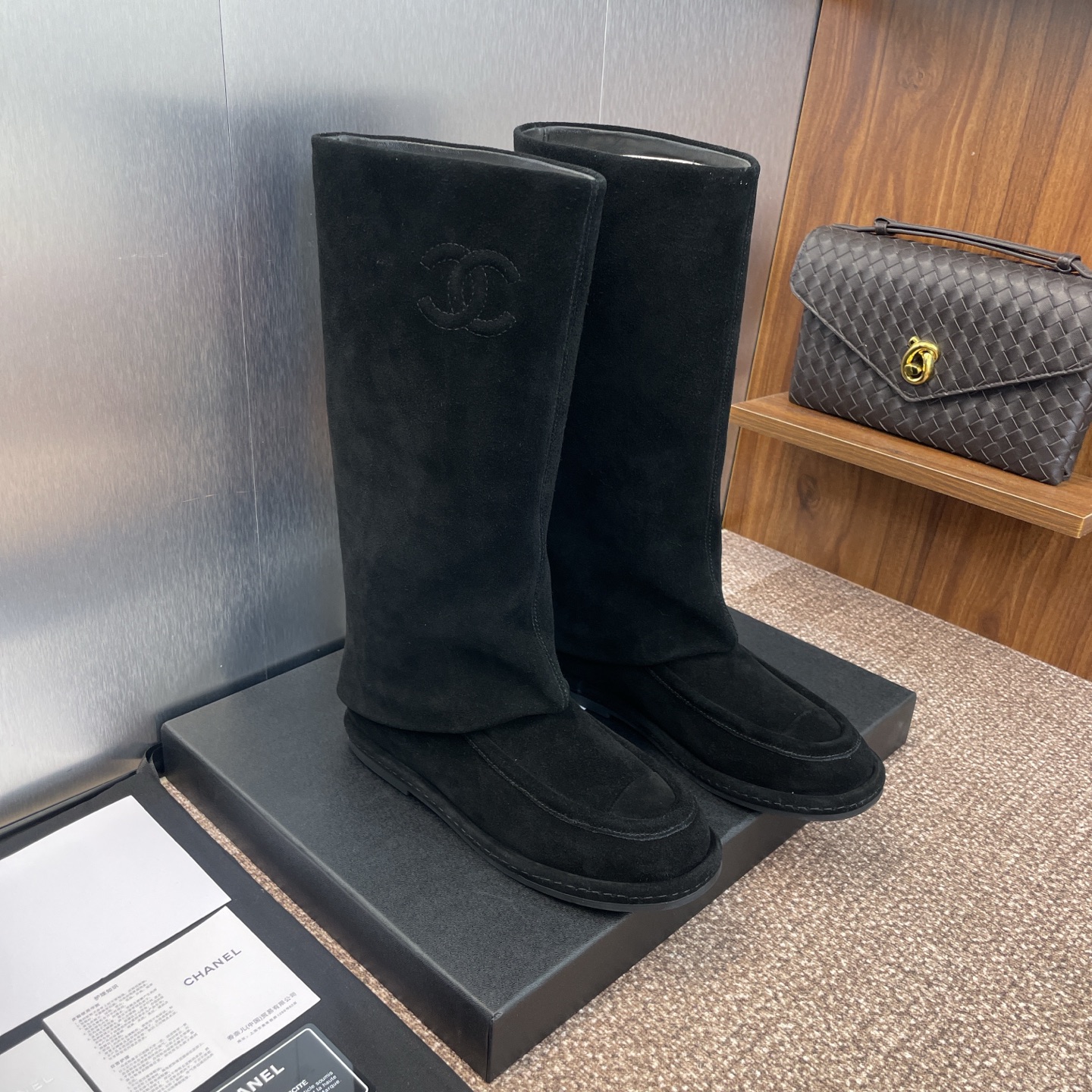 NO:482087,Chanel 2025 autumn and winter new flat sole high-pin women's long boots with small fragrance letter logo round toe low heel motorcycle rider boots Material: imported high mercerized beef leather + water dyed sheepskin inner lining + original molded sole Size35-39 (40 custom made without return), boots, chanel, chanel, boots, sheepskin19860909Chanel 香奈儿 2025秋冬新款平底一脚蹬高筒女长靴 小香字母logo圆头低跟机车骑士靴 材质:鞋面进口高丝光牛猄皮+水染羊皮内里+原版开模大底 Size35-39（40定做不退换）,靴子,chanel,chanel,boots,sheepskin,Women's Shoes