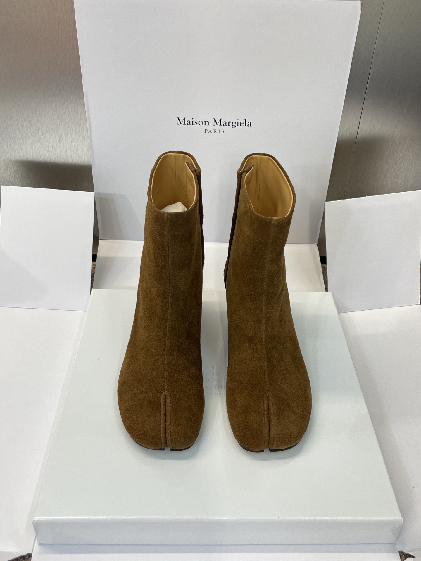 NO:482082,Dongguan Purchase grade (official website synchronous box packaging) Maison Margiela 2025 autumn and winter new high heel side zipper and naked women's short boots MM6 thick heel round-toe motorcycle rider Martin split-toe short boots Material upper imported calfskin/imported sheep leather + water dyed cowhide inner lining + Italian double-layer leather outsole Heel height: 6.5CM SIZE: 35-40 (40 custom non-return and exchange), boots, masion margiela,masion margiela,boots,cowhide,sheep,Leather soles19860909莞产 代购级（官网同步盒包装） Maison Margiela 马吉拉 2025秋冬新款高跟侧拉链及裸女短靴 MM6粗跟圆头机车骑士马丁分趾短靴 材质鞋面进口小牛皮/进口羊猄皮+水染牛皮内里+意大利双层真皮大底 跟高:6.5CM SIZE : 35-40（40 定制不退换）,靴子,masion margiela,masion margiela,boots,cowhide,sheep,Leather soles,Women's Shoes