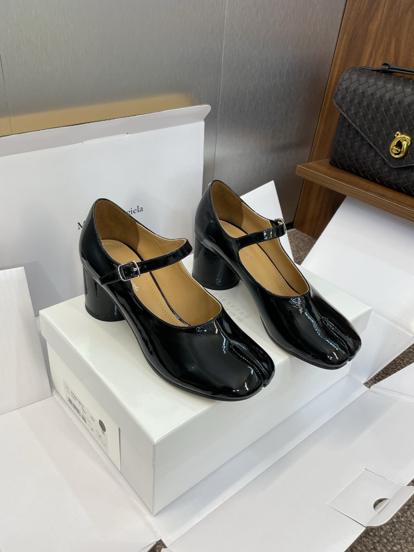 NO:482075,Dongguan Purchase grade (official website synchronous box packaging) da Maison Margiela 2025 autumn and winter new high-heeled Margiela ballerina shoes MM6 thick heel belt buckle single shoes Material upper imported cow patent leather + water dyed cow leather inner lining + Italian double-layer genuine leather outsole Heel height 6.5CM Size: 35-40 (40 custom non-return and exchange), Mary Jane,masion margiela,masion margiela,mary jane,cowhide,Leather soles19860909莞产 代购级（官网同步盒包装）da Maison Margiela 马吉拉 2025秋冬新款高跟玛丽珍芭蕾舞女鞋 MM6粗跟皮带扣分趾单鞋 材质鞋面进口牛漆皮+水染牛皮内里+意大利双层真皮大底 跟高6.5CM Size: 35-40（40 定制不退换）,玛丽珍,masion margiela,masion margiela,mary jane,cowhide,Leather soles,Women's Shoes