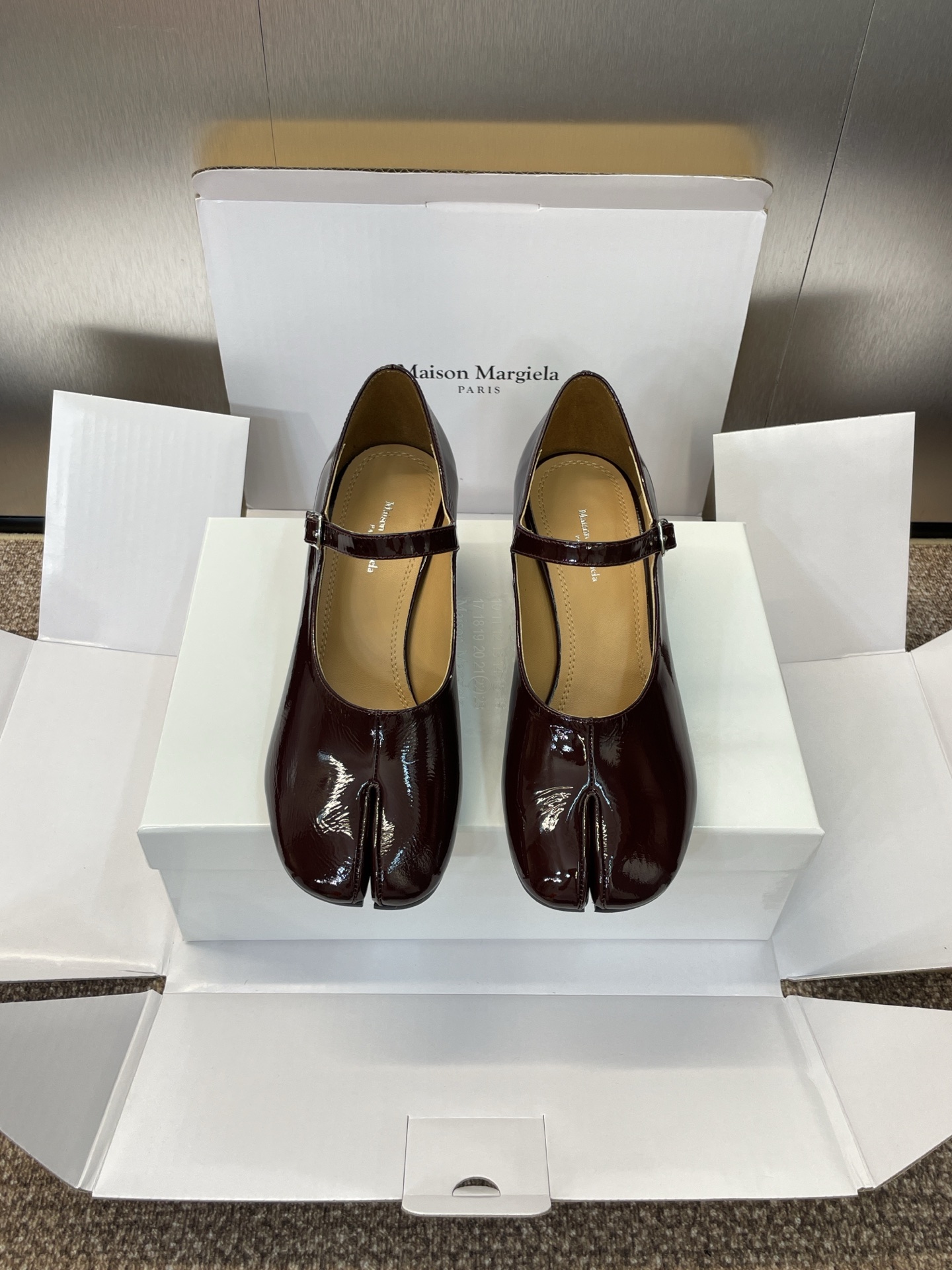 NO:482079,Dongguan Purchase grade (official website synchronous box packaging) da Maison Margiela 2025 autumn and winter new high-heeled Margiela ballerina shoes MM6 thick heel belt buckle single shoes Material upper imported cow patent leather + water dyed cow leather inner lining + Italian double-layer genuine leather outsole Heel height: 6.5CM Size: 35-40 (40 custom non-return and exchange), Mary Jane,masion margiela,masion margiela,mary jane,cowhide,Leather soles19860909莞产 代购级（官网同步盒包装）da Maison Margiela 马吉拉 2025秋冬新款高跟玛丽珍芭蕾舞女鞋 MM6粗跟皮带扣分趾单鞋 材质鞋面进口牛漆皮+水染牛皮内里+意大利双层真皮大底 跟高:6.5CM Size: 35-40（40 定制不退换）,玛丽珍,masion margiela,masion margiela,mary jane,cowhide,Leather soles,Women's Shoes