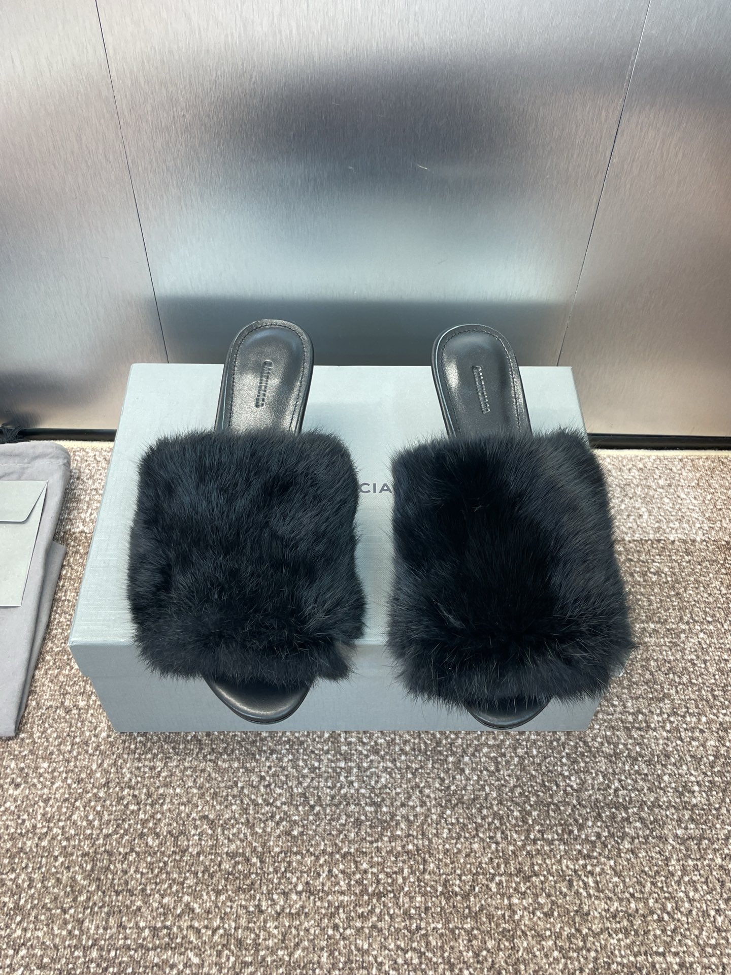NO:483643,BALENCIAGA 2025 autumn and winter new warm women's shoes Balenciaga star same letter logo high heel round-toe fur slippers market top version Material upper imported lamb fur + water dyed sheepskin lining + Italian leather outsole Heel height: 7CM Size: 34-41 (34.40.41 custom-made without return or exchange), fur shoes slippers, balenciaga, balenciaga, slippers, sheepskin, Leather soles19860909BALENCIAGA 2025秋冬新款保暖女鞋 巴黎世家明星同款字母logo高跟圆头毛毛拖鞋 市场顶级版本 材质鞋面进口羊羔毛+水染羊皮内里+意大利真皮大底 跟高:7CM Size:34-41(34.40.41定制不退换）,毛毛鞋拖鞋,balenciaga,balenciaga,slippers,sheepskin,Leather soles,Women's Shoes