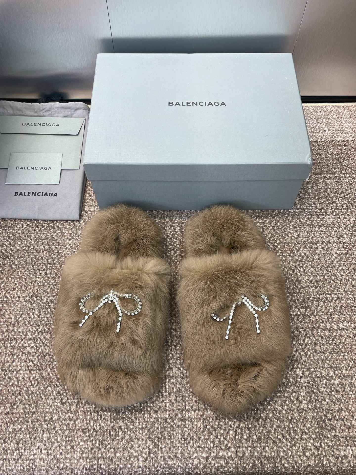 NO:483638,BALENCIAGA 2025 autumn and winter new warm rhinestone bow thick sole women's shoes Balenciaga star same letter logo flat sole round-toe fur slippers market top version material upper imported lamb wool + lamb wool inner lining + original mold open sole Size: 35-41 (40.41 custom-made without return or exchange), fur shoes slippers, balenciaga, balenciaga, slippers19860909BALENCIAGA 2025秋冬新款保暖水钻蝴蝶结厚底女鞋 巴黎世家明星同款字母logo平底圆头毛毛拖鞋 市场顶级版本 材质鞋面进口羊羔毛+羊羔毛内里+原版开模大底 Size:35-41(40.41定制不退换）,毛毛鞋拖鞋,balenciaga,balenciaga,slippers,Women's Shoes
